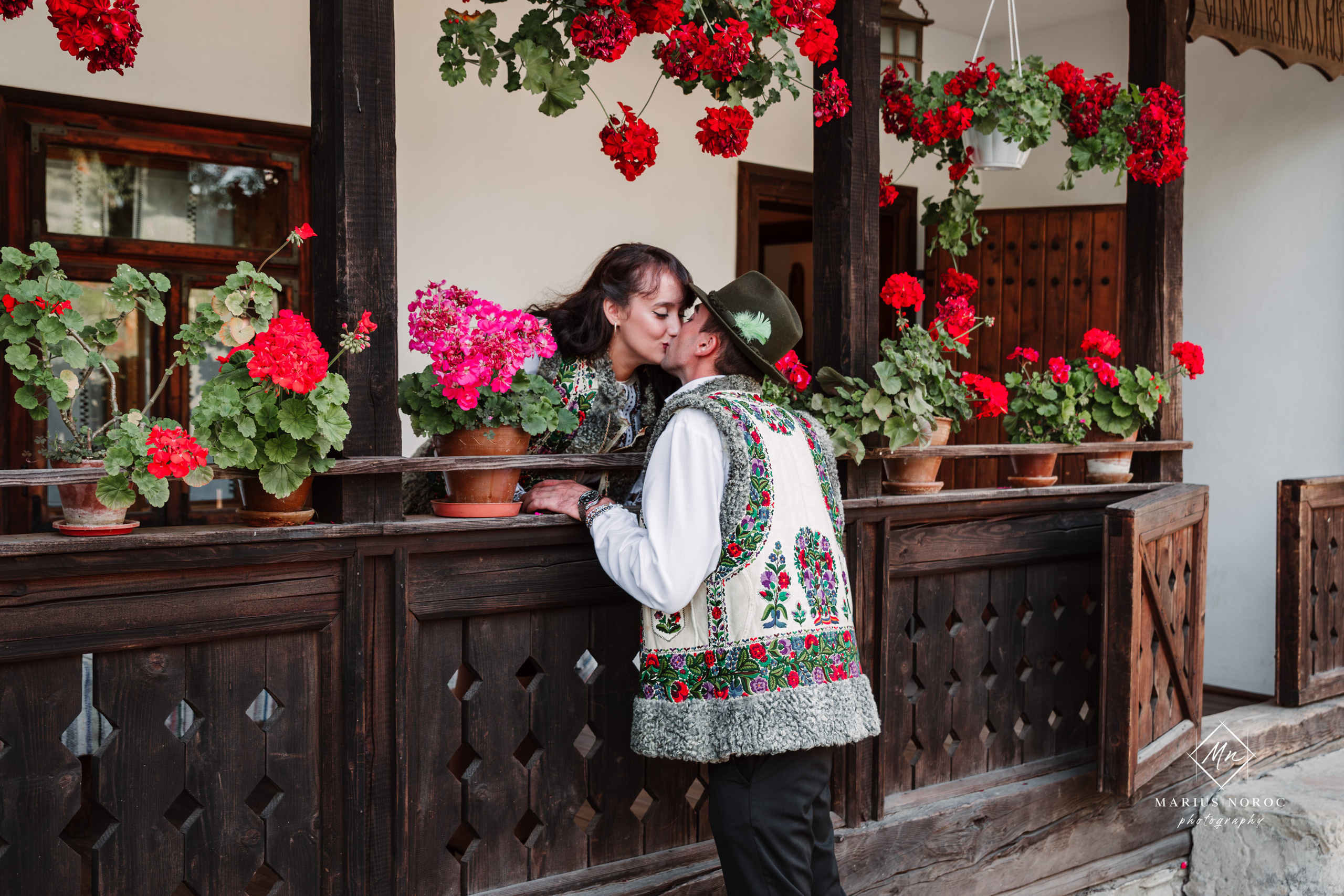Sabina și Ionuț, îmbrăcați în costume populare bucovinene, au realizat o ședință foto "Save the Date" la Muzeul Satului Bucovinean din Suceava. Fotografii tradiționale și romantice, surprinse într-un peisaj autentic și istoric, evidențiind dragostea și frumusețea tradițiilor locale.
