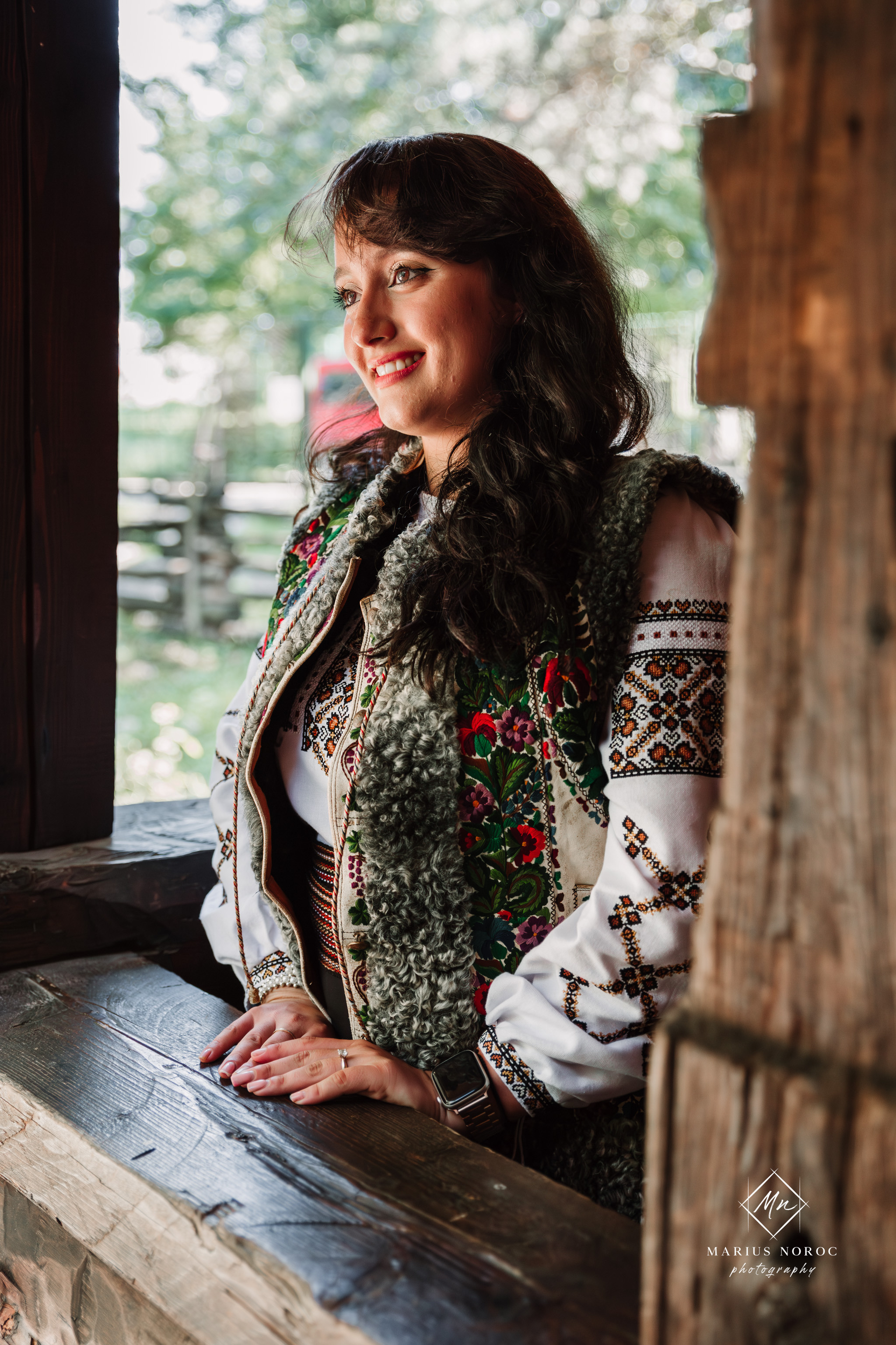 Sabina și Ionuț, îmbrăcați în costume populare bucovinene, au realizat o ședință foto "Save the Date" la Muzeul Satului Bucovinean din Suceava. Fotografii tradiționale și romantice, surprinse într-un peisaj autentic și istoric, evidențiind dragostea și frumusețea tradițiilor locale.