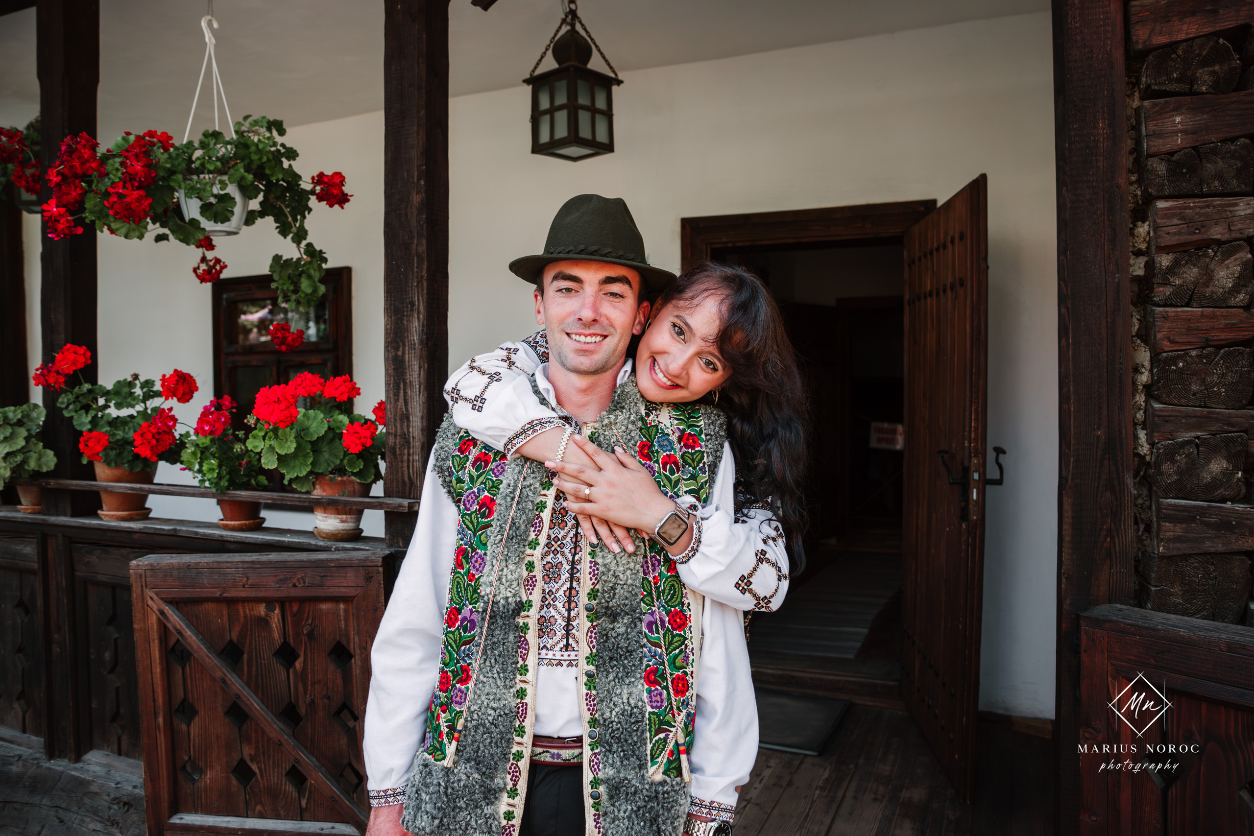 Sabina și Ionuț, îmbrăcați în costume populare bucovinene, au realizat o ședință foto "Save the Date" la Muzeul Satului Bucovinean din Suceava. Fotografii tradiționale și romantice, surprinse într-un peisaj autentic și istoric, evidențiind dragostea și frumusețea tradițiilor locale.