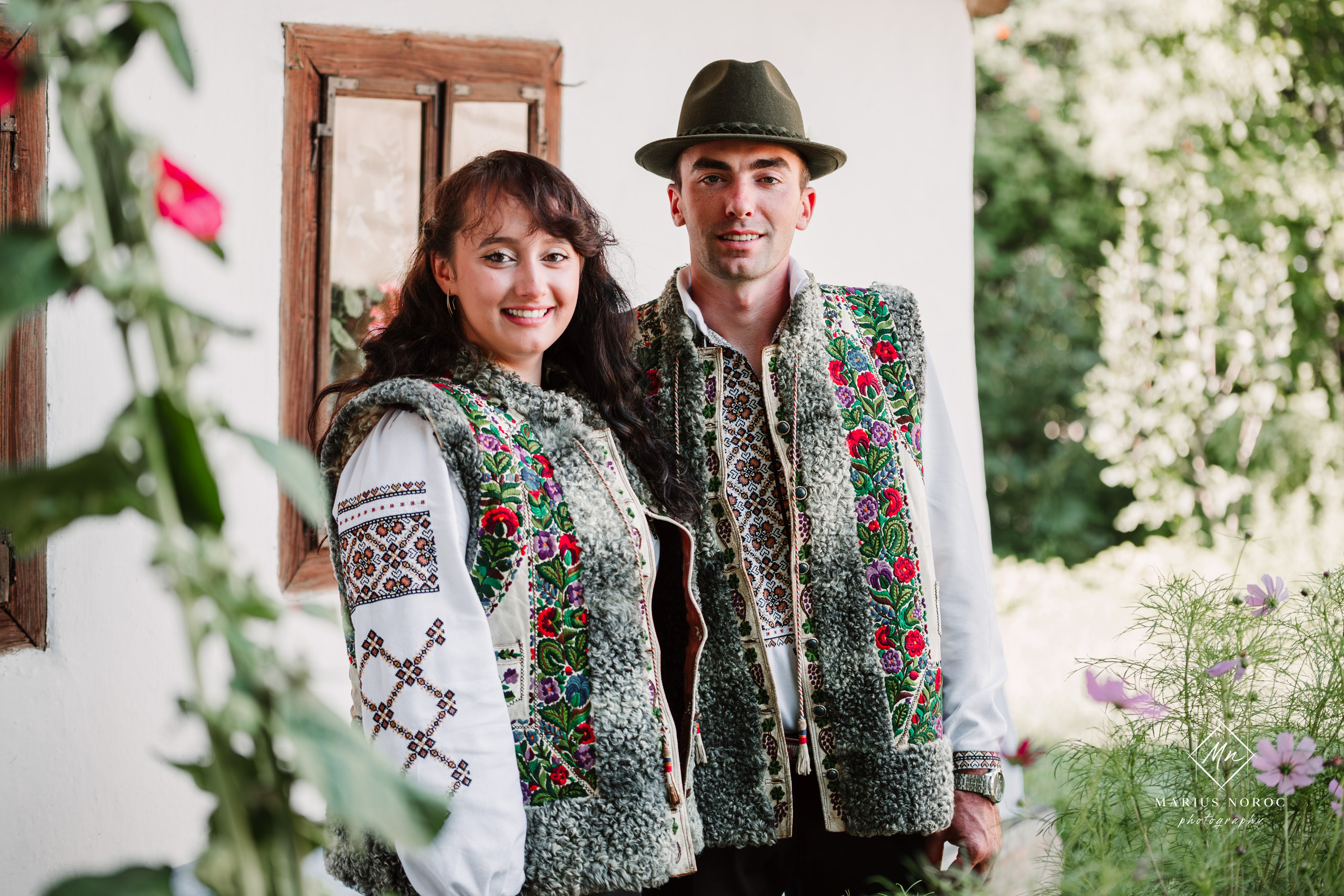 Sabina și Ionuț, îmbrăcați în costume populare bucovinene, au realizat o ședință foto "Save the Date" la Muzeul Satului Bucovinean din Suceava. Fotografii tradiționale și romantice, surprinse într-un peisaj autentic și istoric, evidențiind dragostea și frumusețea tradițiilor locale.