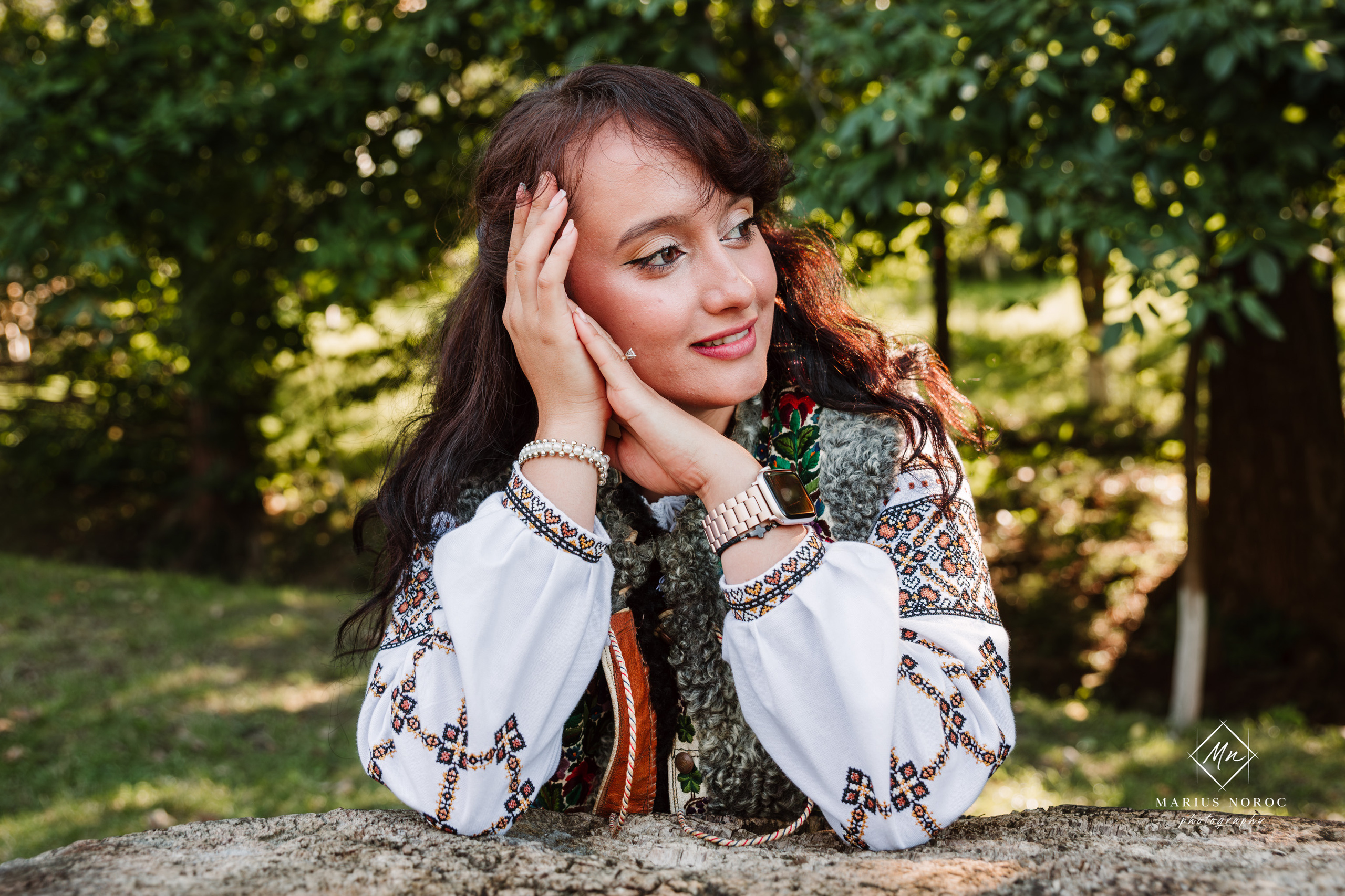 Sabina și Ionuț, îmbrăcați în costume populare bucovinene, au realizat o ședință foto "Save the Date" la Muzeul Satului Bucovinean din Suceava. Fotografii tradiționale și romantice, surprinse într-un peisaj autentic și istoric, evidențiind dragostea și frumusețea tradițiilor locale.