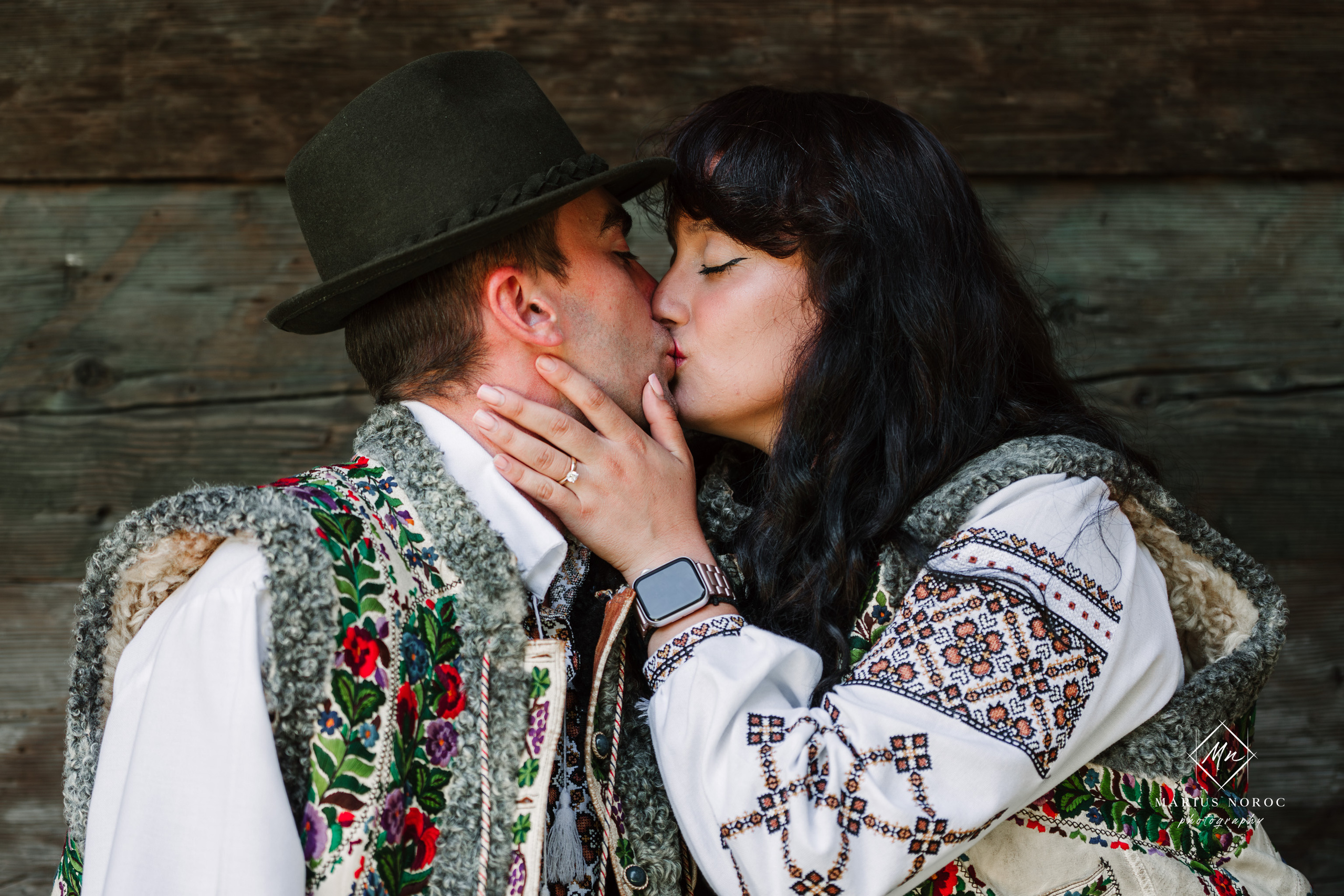 Sabina și Ionuț, îmbrăcați în costume populare bucovinene, au realizat o ședință foto "Save the Date" la Muzeul Satului Bucovinean din Suceava. Fotografii tradiționale și romantice, surprinse într-un peisaj autentic și istoric, evidențiind dragostea și frumusețea tradițiilor locale.