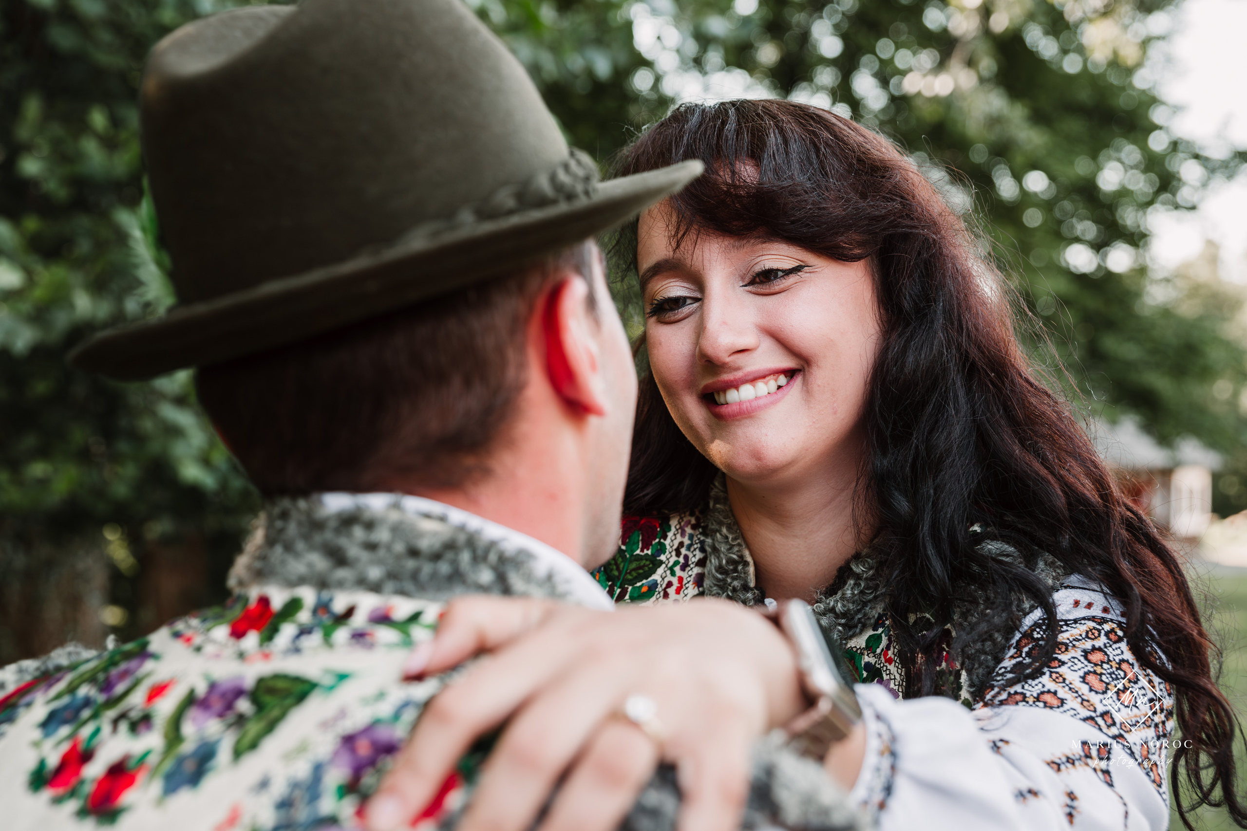Sabina și Ionuț, îmbrăcați în costume populare bucovinene, au realizat o ședință foto "Save the Date" la Muzeul Satului Bucovinean din Suceava. Fotografii tradiționale și romantice, surprinse într-un peisaj autentic și istoric, evidențiind dragostea și frumusețea tradițiilor locale.
