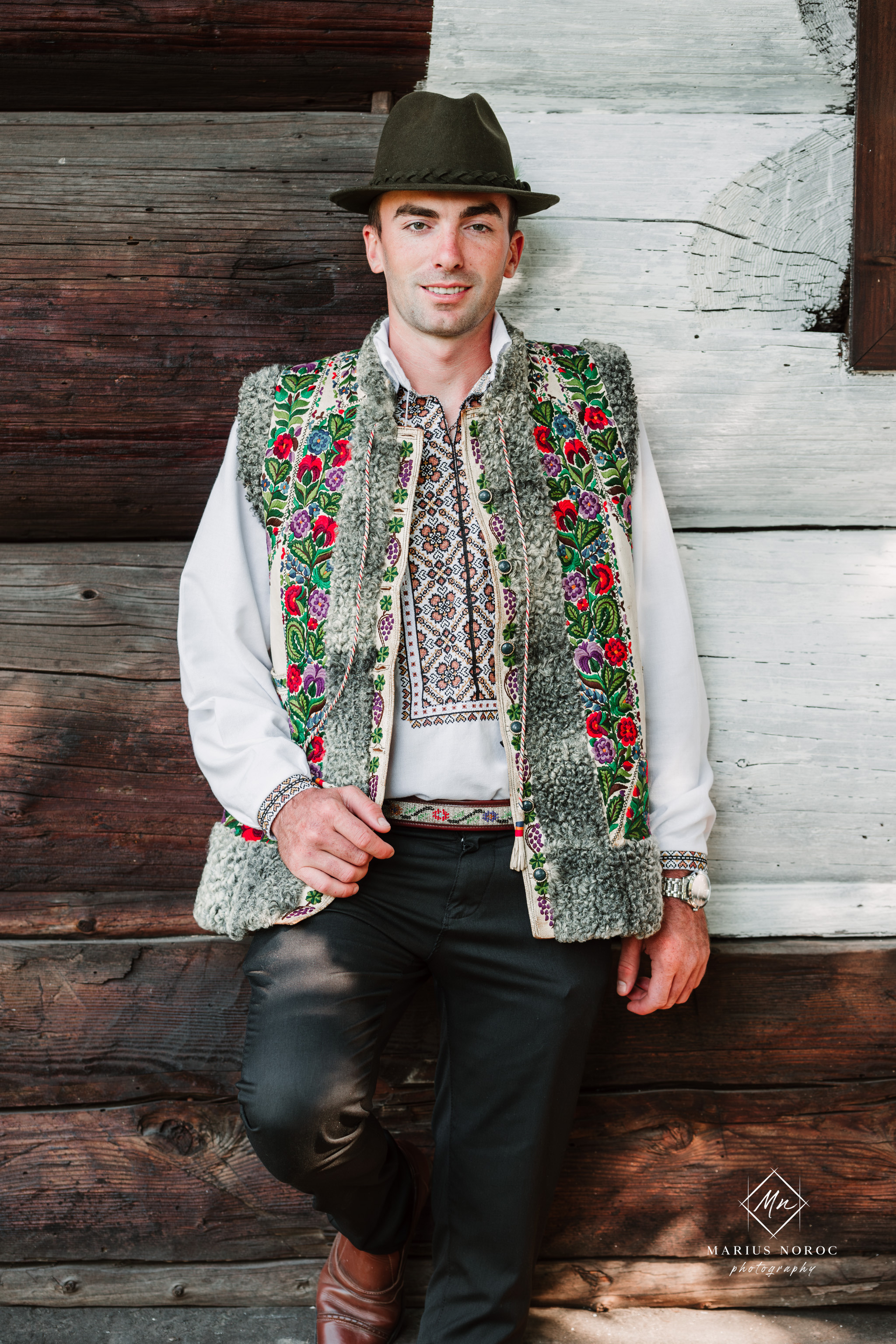 Sabina și Ionuț, îmbrăcați în costume populare bucovinene, au realizat o ședință foto "Save the Date" la Muzeul Satului Bucovinean din Suceava. Fotografii tradiționale și romantice, surprinse într-un peisaj autentic și istoric, evidențiind dragostea și frumusețea tradițiilor locale.