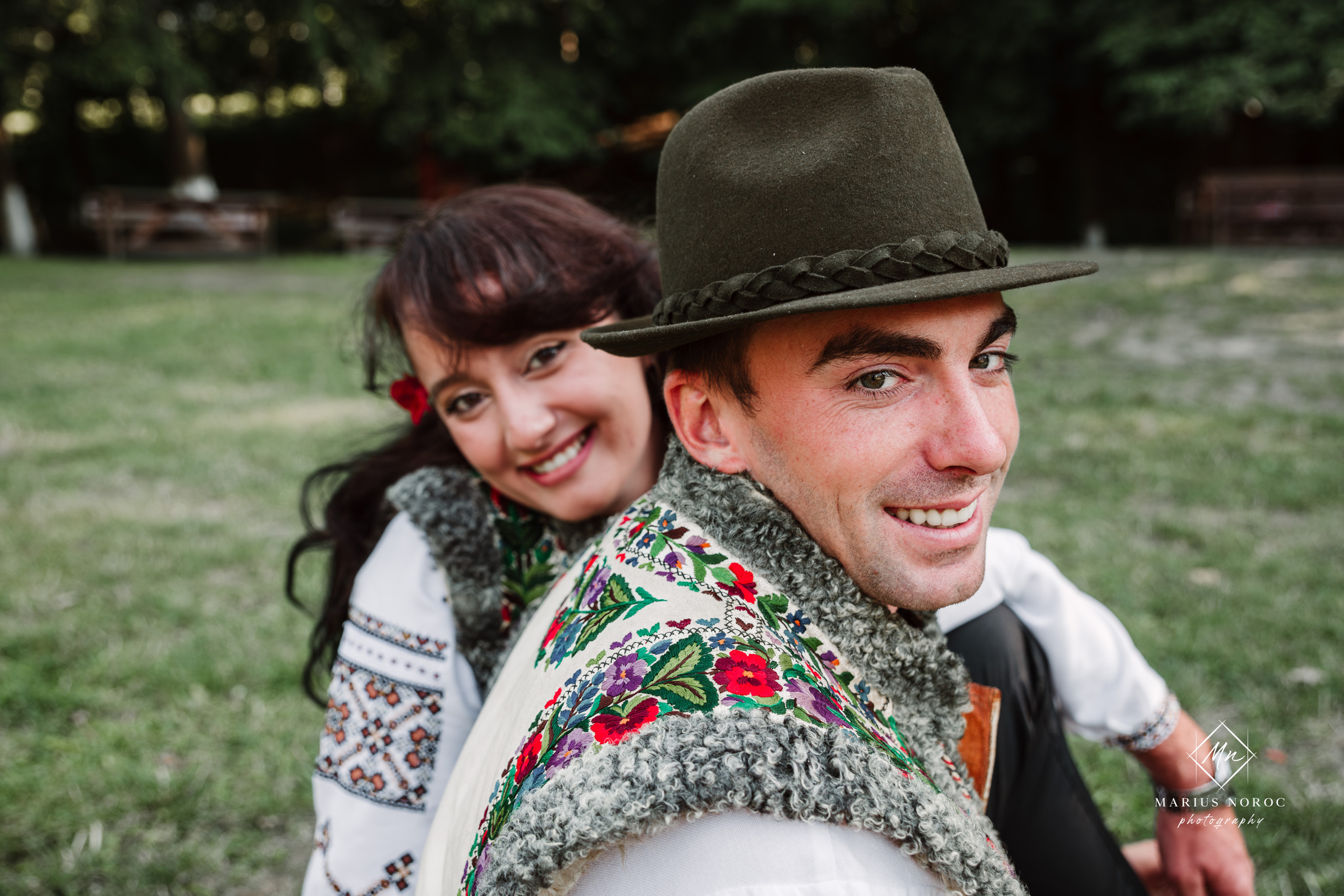 Sabina și Ionuț, îmbrăcați în costume populare bucovinene, au realizat o ședință foto "Save the Date" la Muzeul Satului Bucovinean din Suceava. Fotografii tradiționale și romantice, surprinse într-un peisaj autentic și istoric, evidențiind dragostea și frumusețea tradițiilor locale.
