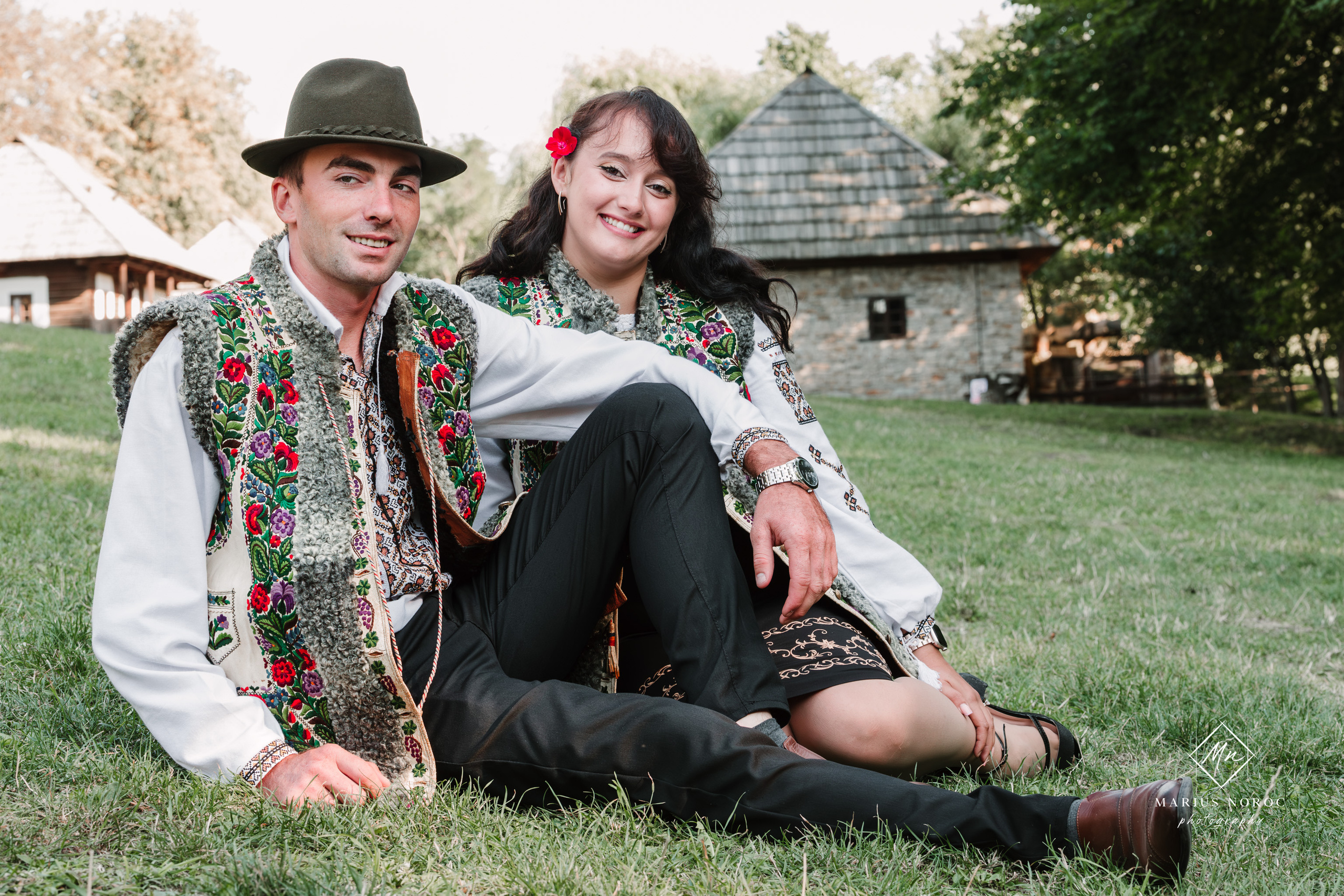 Sabina și Ionuț, îmbrăcați în costume populare bucovinene, au realizat o ședință foto "Save the Date" la Muzeul Satului Bucovinean din Suceava. Fotografii tradiționale și romantice, surprinse într-un peisaj autentic și istoric, evidențiind dragostea și frumusețea tradițiilor locale.