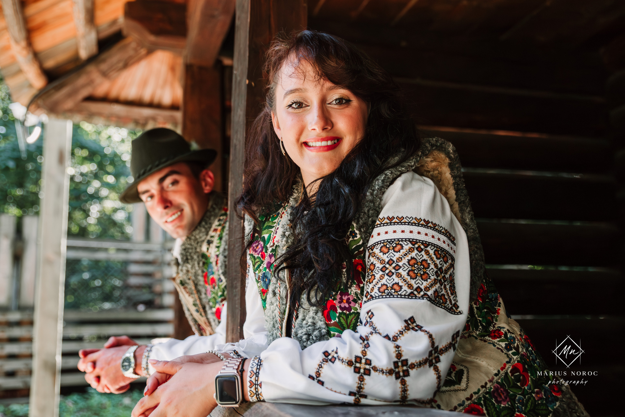 Sabina și Ionuț, îmbrăcați în costume populare bucovinene, au realizat o ședință foto "Save the Date" la Muzeul Satului Bucovinean din Suceava. Fotografii tradiționale și romantice, surprinse într-un peisaj autentic și istoric, evidențiind dragostea și frumusețea tradițiilor locale.
