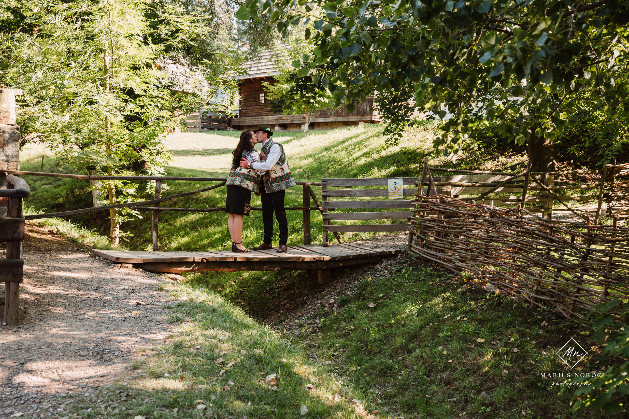 Sabina și Ionuț, îmbrăcați în costume populare bucovinene, au realizat o ședință foto "Save the Date" la Muzeul Satului Bucovinean din Suceava. Fotografii tradiționale și romantice, surprinse într-un peisaj autentic și istoric, evidențiind dragostea și frumusețea tradițiilor locale.