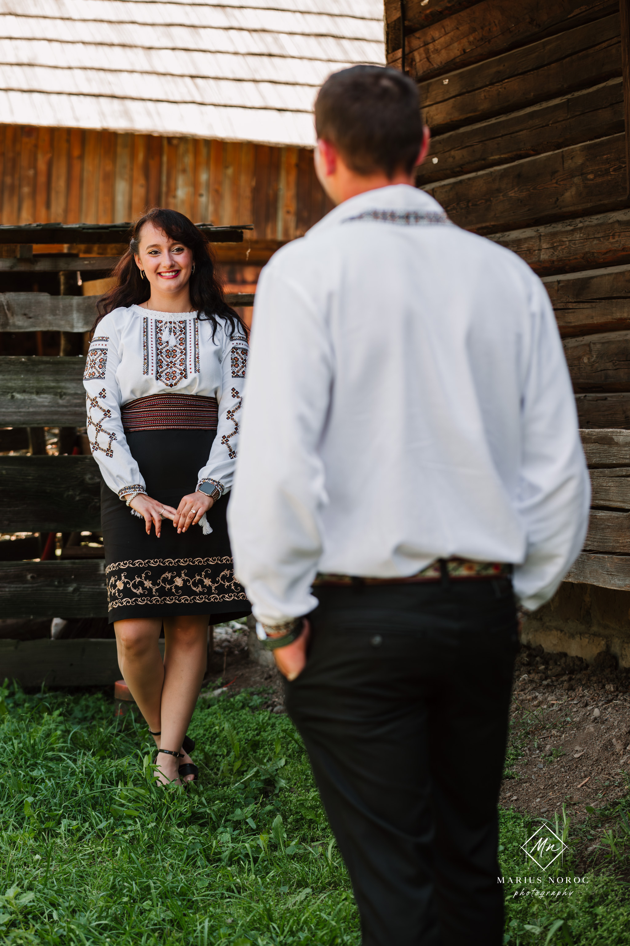 Sabina și Ionuț, îmbrăcați în costume populare bucovinene, au realizat o ședință foto "Save the Date" la Muzeul Satului Bucovinean din Suceava. Fotografii tradiționale și romantice, surprinse într-un peisaj autentic și istoric, evidențiind dragostea și frumusețea tradițiilor locale.