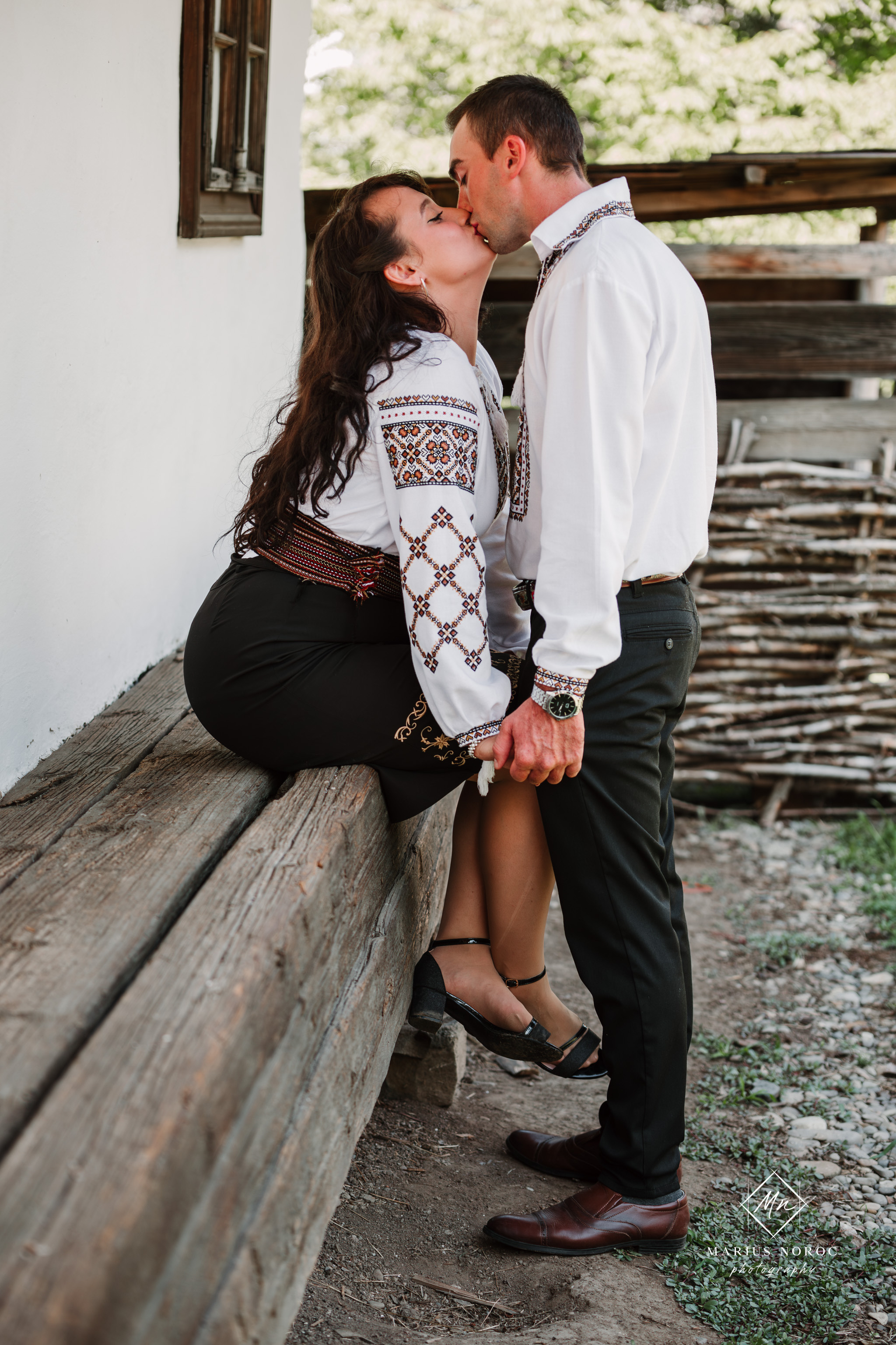 Sabina și Ionuț, îmbrăcați în costume populare bucovinene, au realizat o ședință foto "Save the Date" la Muzeul Satului Bucovinean din Suceava. Fotografii tradiționale și romantice, surprinse într-un peisaj autentic și istoric, evidențiind dragostea și frumusețea tradițiilor locale.