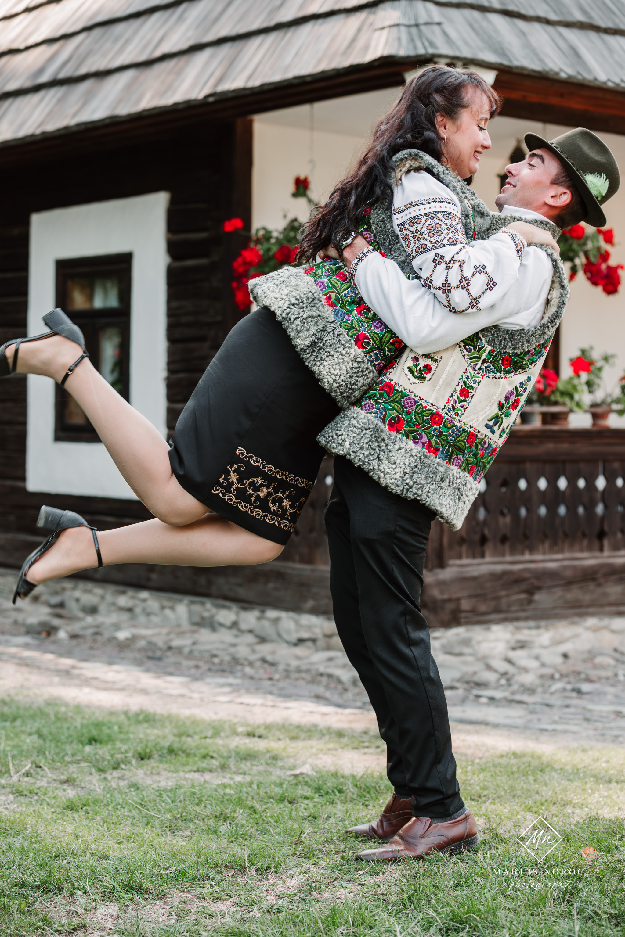 Sabina și Ionuț, îmbrăcați în costume populare bucovinene, au realizat o ședință foto "Save the Date" la Muzeul Satului Bucovinean din Suceava. Fotografii tradiționale și romantice, surprinse într-un peisaj autentic și istoric, evidențiind dragostea și frumusețea tradițiilor locale.