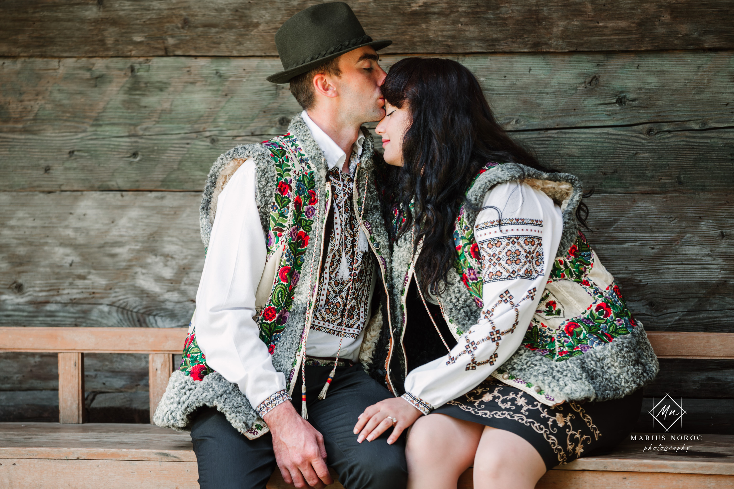 Sabina și Ionuț, îmbrăcați în costume populare bucovinene, au realizat o ședință foto "Save the Date" la Muzeul Satului Bucovinean din Suceava. Fotografii tradiționale și romantice, surprinse într-un peisaj autentic și istoric, evidențiind dragostea și frumusețea tradițiilor locale.