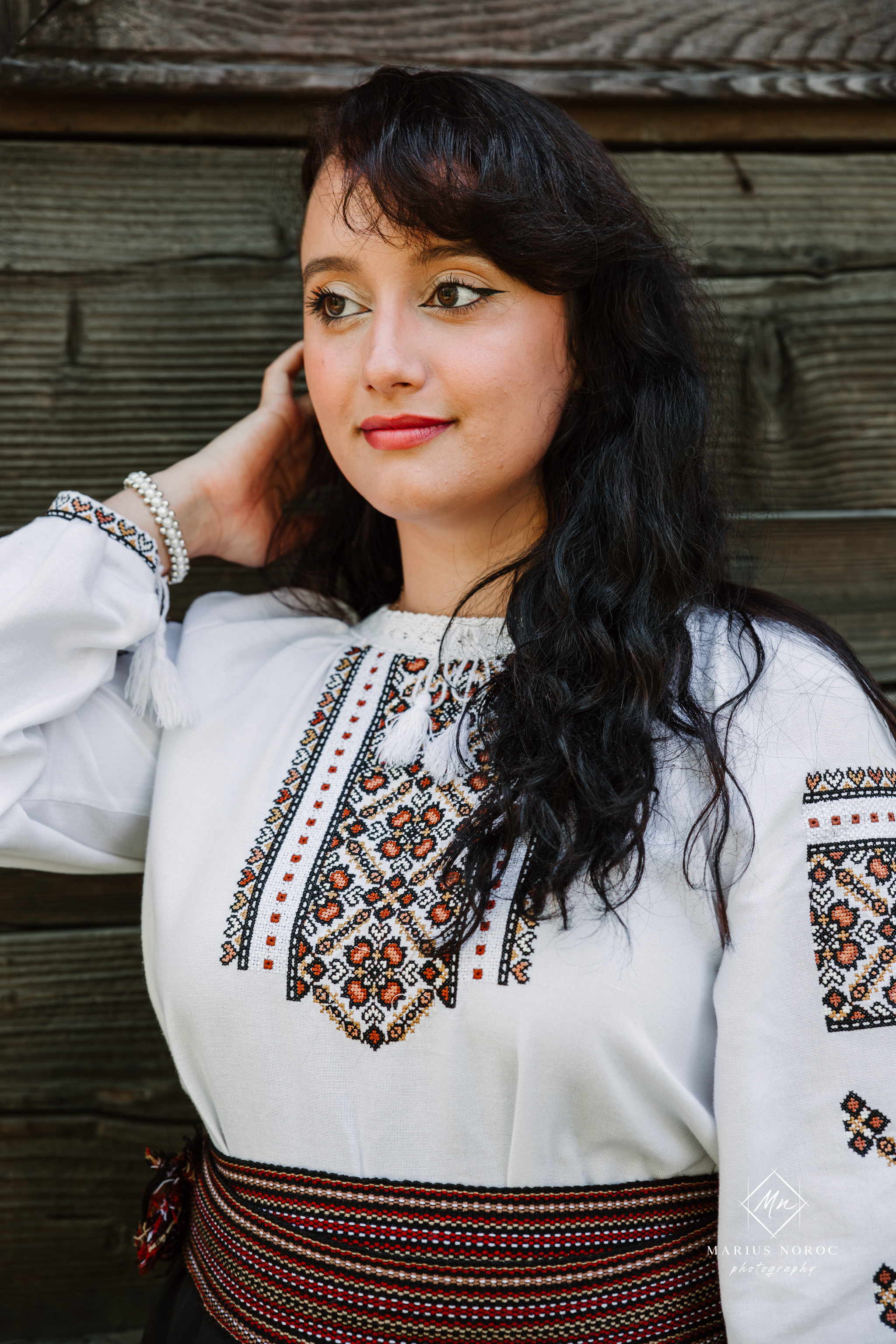 Sabina și Ionuț, îmbrăcați în costume populare bucovinene, au realizat o ședință foto "Save the Date" la Muzeul Satului Bucovinean din Suceava. Fotografii tradiționale și romantice, surprinse într-un peisaj autentic și istoric, evidențiind dragostea și frumusețea tradițiilor locale.