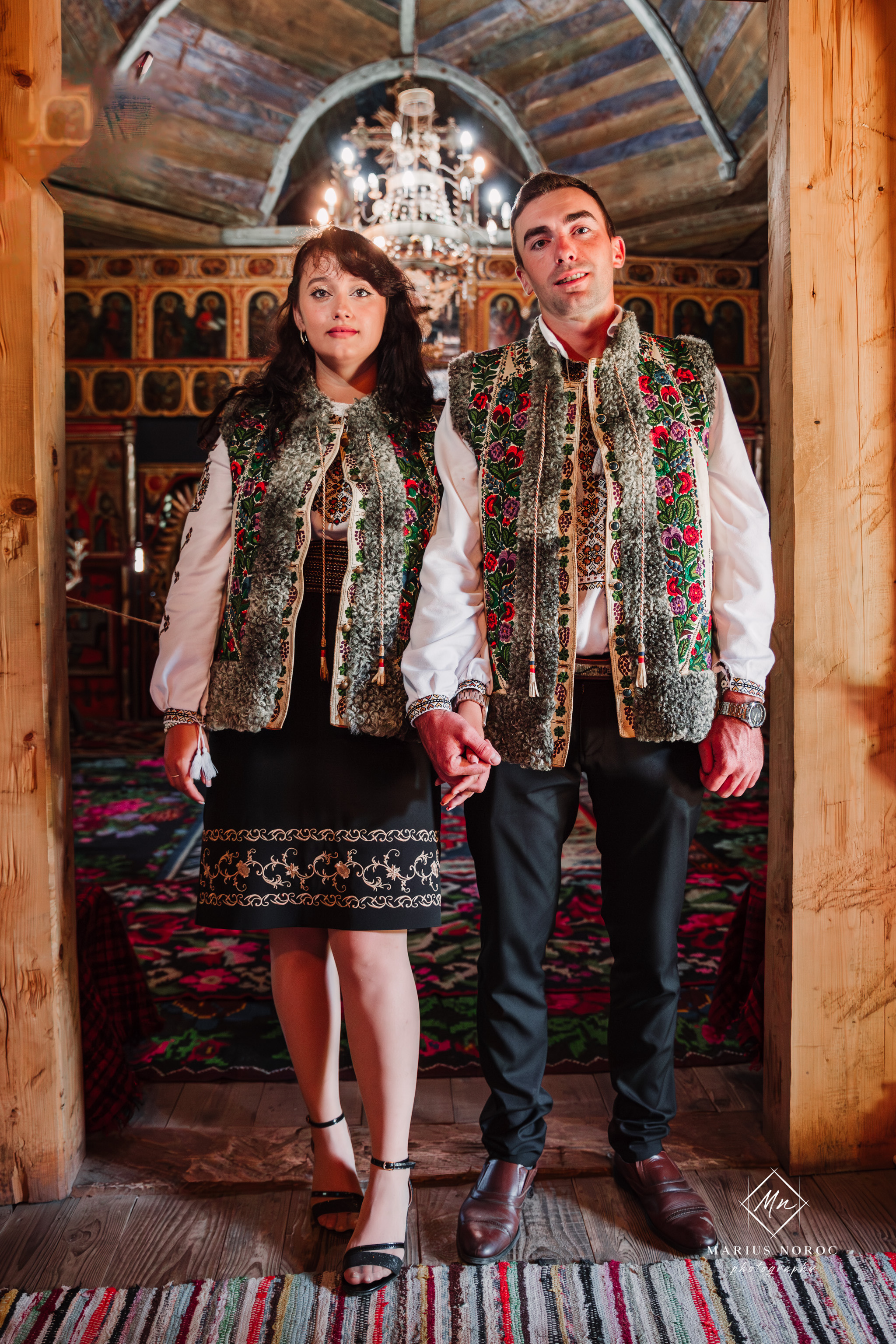 Sabina și Ionuț, îmbrăcați în costume populare bucovinene, au realizat o ședință foto "Save the Date" la Muzeul Satului Bucovinean din Suceava. Fotografii tradiționale și romantice, surprinse într-un peisaj autentic și istoric, evidențiind dragostea și frumusețea tradițiilor locale.