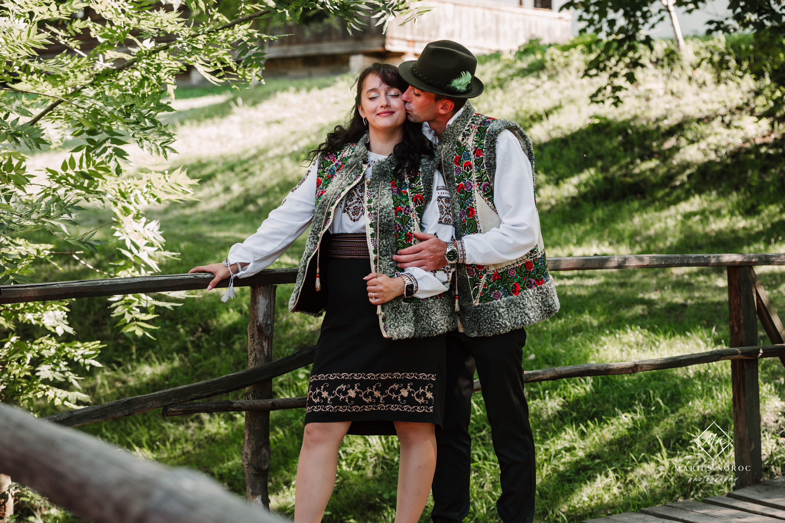 Sabina și Ionuț, îmbrăcați în costume populare bucovinene, au realizat o ședință foto "Save the Date" la Muzeul Satului Bucovinean din Suceava. Fotografii tradiționale și romantice, surprinse într-un peisaj autentic și istoric, evidențiind dragostea și frumusețea tradițiilor locale.