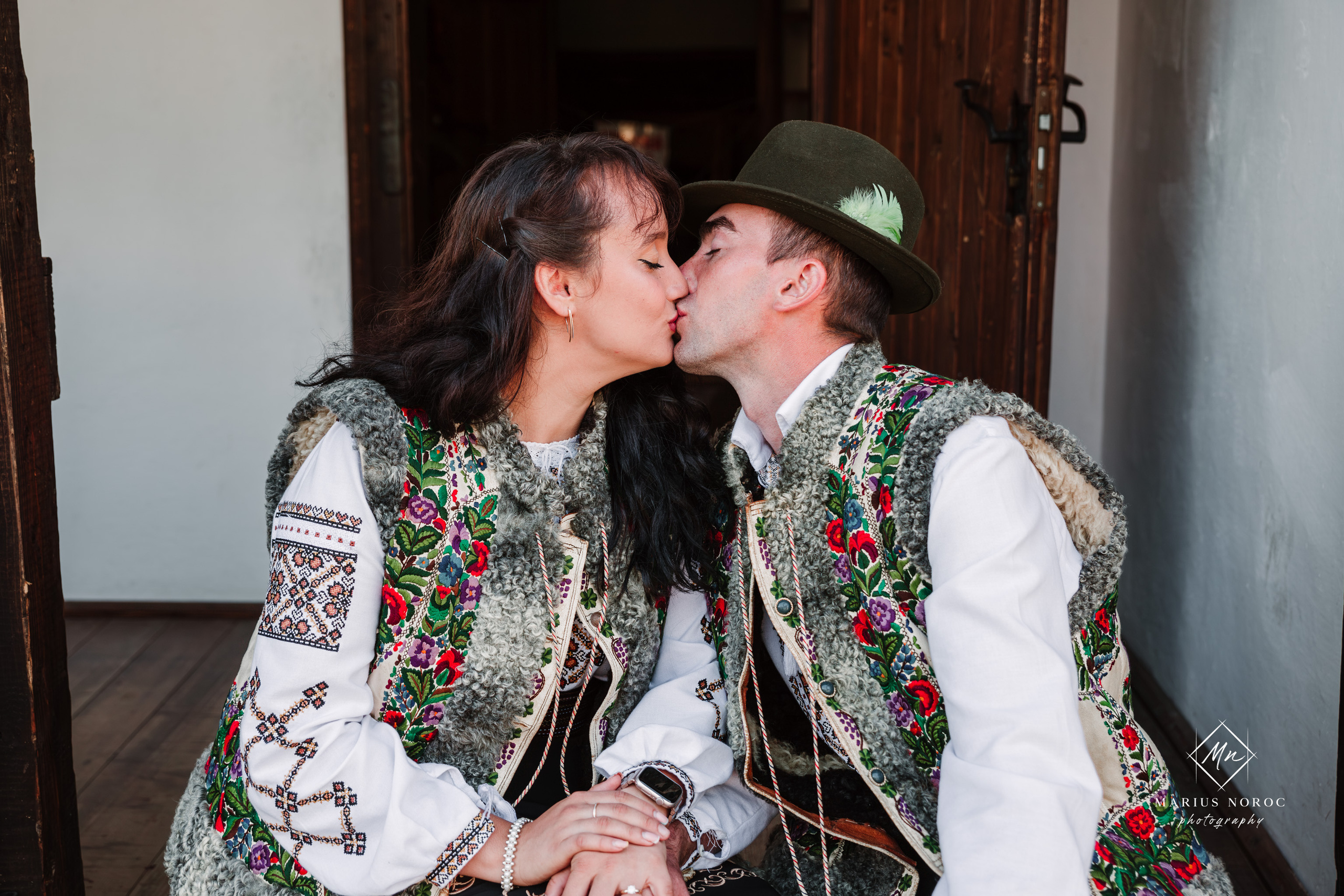 Sabina și Ionuț, îmbrăcați în costume populare bucovinene, au realizat o ședință foto "Save the Date" la Muzeul Satului Bucovinean din Suceava. Fotografii tradiționale și romantice, surprinse într-un peisaj autentic și istoric, evidențiind dragostea și frumusețea tradițiilor locale.