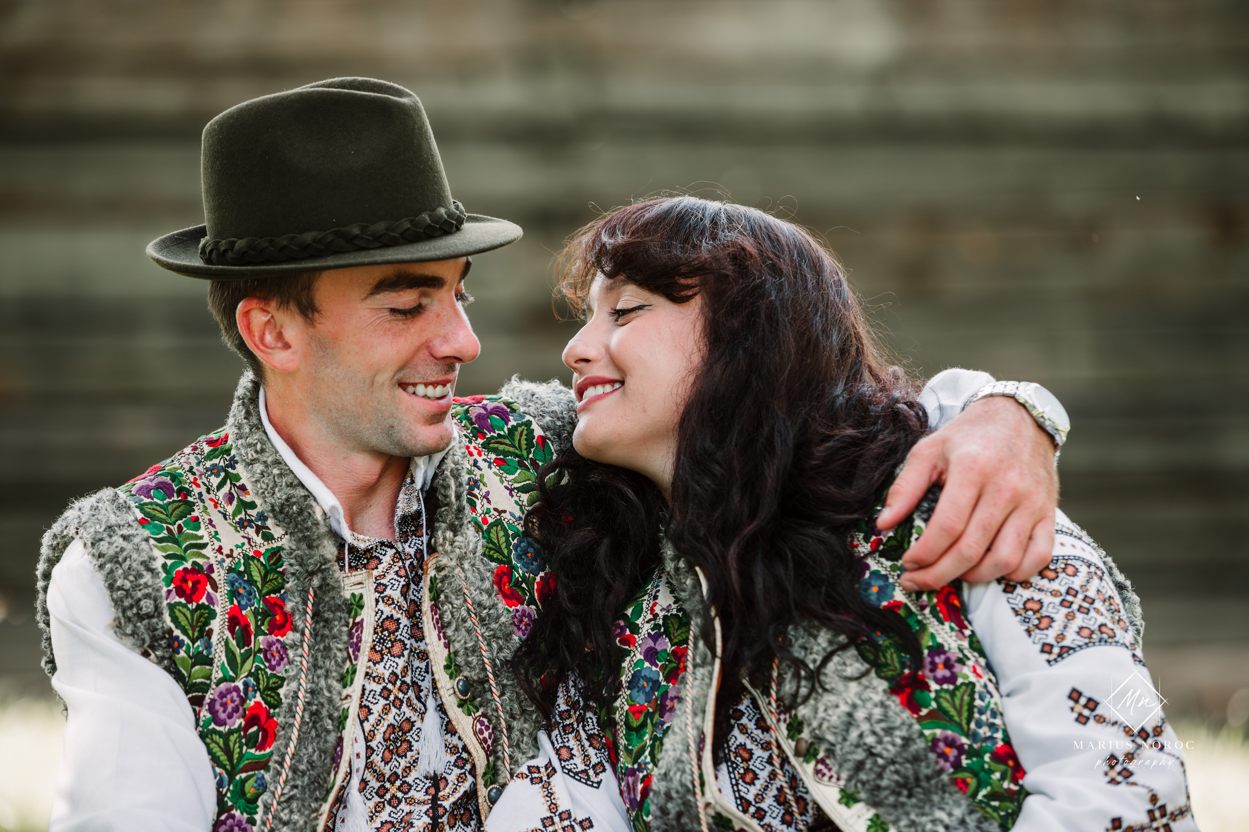 Sabina și Ionuț, îmbrăcați în costume populare bucovinene, au realizat o ședință foto "Save the Date" la Muzeul Satului Bucovinean din Suceava. Fotografii tradiționale și romantice, surprinse într-un peisaj autentic și istoric, evidențiind dragostea și frumusețea tradițiilor locale.