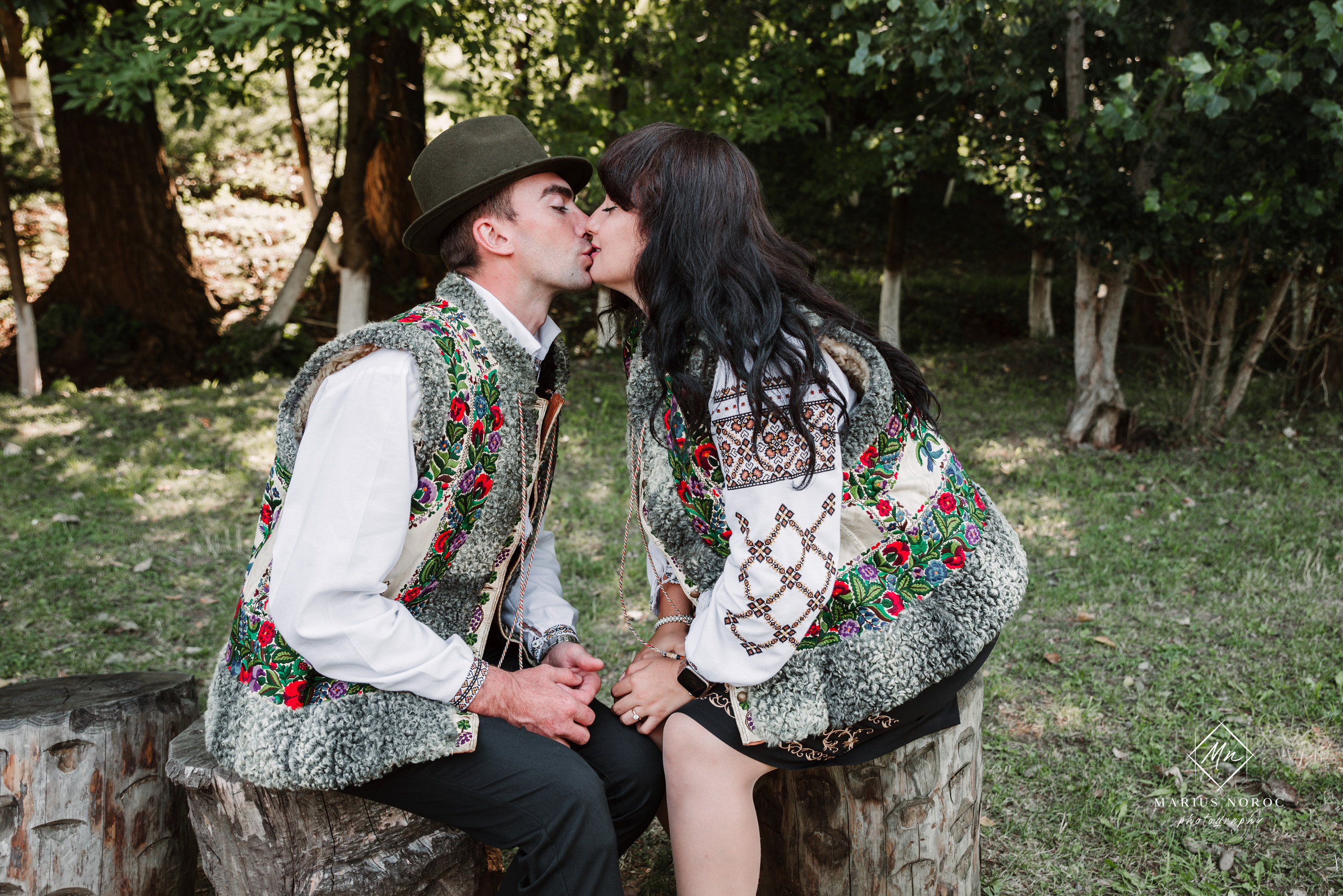 Sabina și Ionuț, îmbrăcați în costume populare bucovinene, au realizat o ședință foto "Save the Date" la Muzeul Satului Bucovinean din Suceava. Fotografii tradiționale și romantice, surprinse într-un peisaj autentic și istoric, evidențiind dragostea și frumusețea tradițiilor locale.
