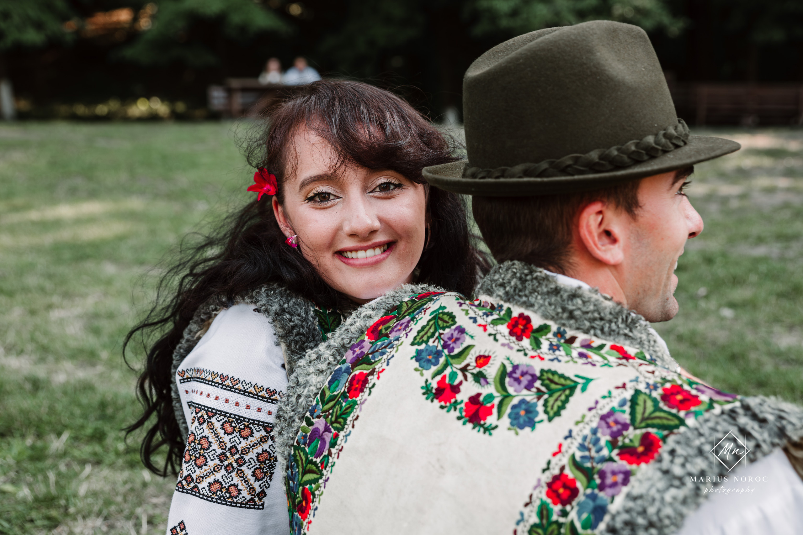 Sabina și Ionuț, îmbrăcați în costume populare bucovinene, au realizat o ședință foto "Save the Date" la Muzeul Satului Bucovinean din Suceava. Fotografii tradiționale și romantice, surprinse într-un peisaj autentic și istoric, evidențiind dragostea și frumusețea tradițiilor locale.