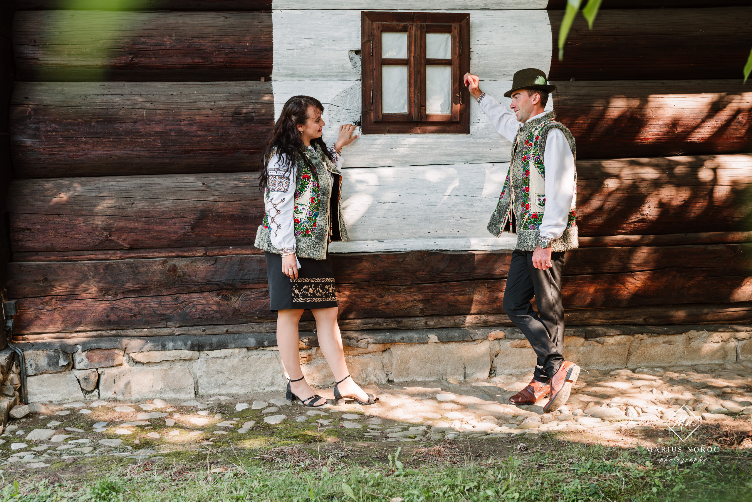Sabina și Ionuț, îmbrăcați în costume populare bucovinene, au realizat o ședință foto "Save the Date" la Muzeul Satului Bucovinean din Suceava. Fotografii tradiționale și romantice, surprinse într-un peisaj autentic și istoric, evidențiind dragostea și frumusețea tradițiilor locale.
