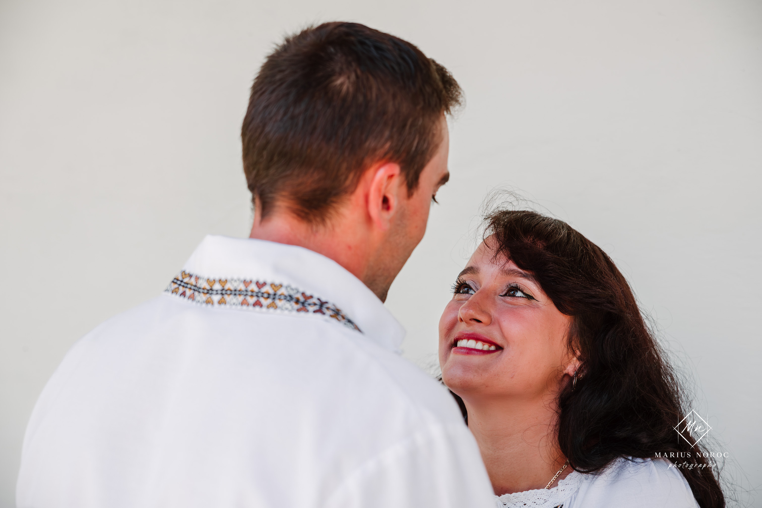 Sabina și Ionuț, îmbrăcați în costume populare bucovinene, au realizat o ședință foto "Save the Date" la Muzeul Satului Bucovinean din Suceava. Fotografii tradiționale și romantice, surprinse într-un peisaj autentic și istoric, evidențiind dragostea și frumusețea tradițiilor locale.