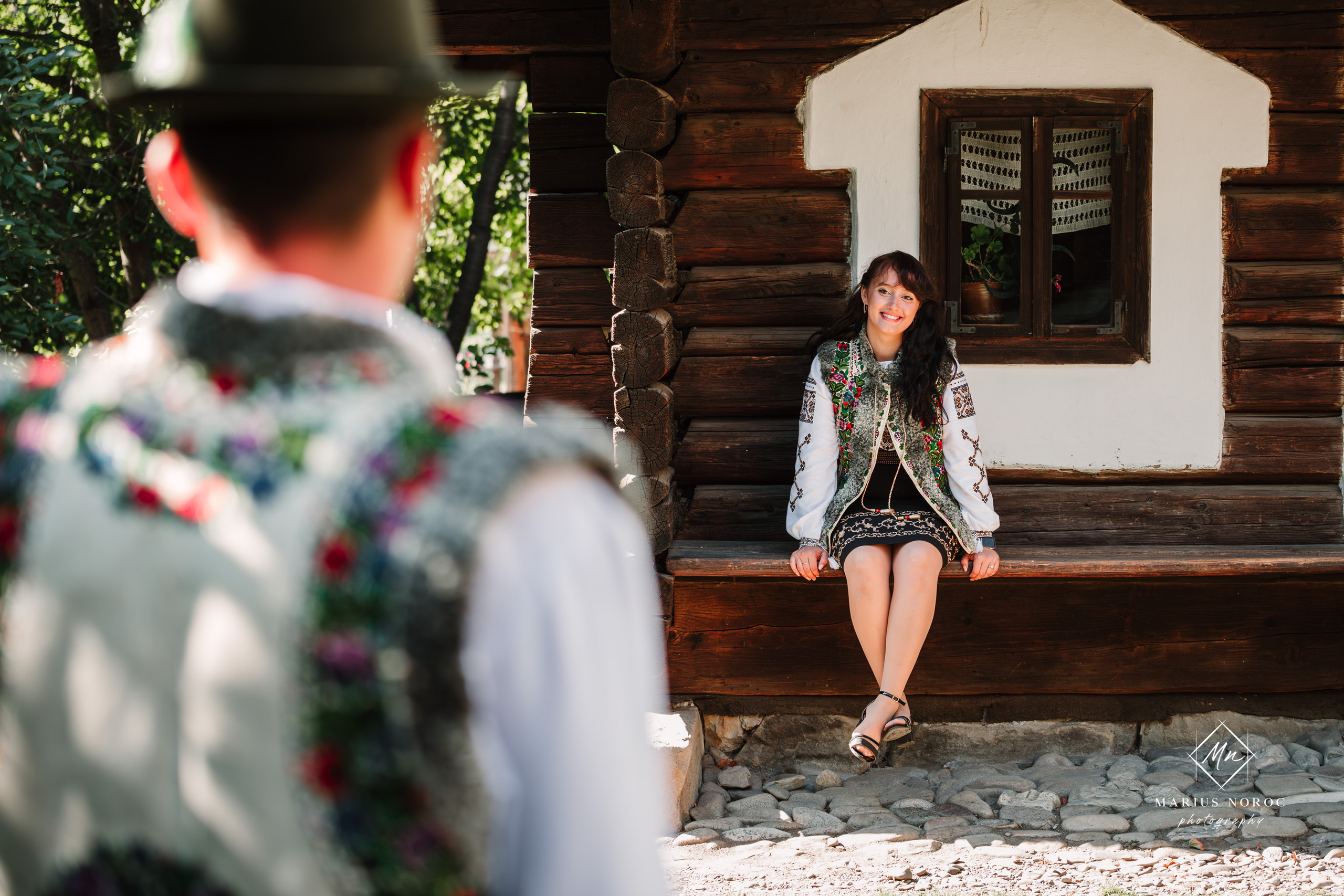 Sabina și Ionuț, îmbrăcați în costume populare bucovinene, au realizat o ședință foto "Save the Date" la Muzeul Satului Bucovinean din Suceava. Fotografii tradiționale și romantice, surprinse într-un peisaj autentic și istoric, evidențiind dragostea și frumusețea tradițiilor locale.