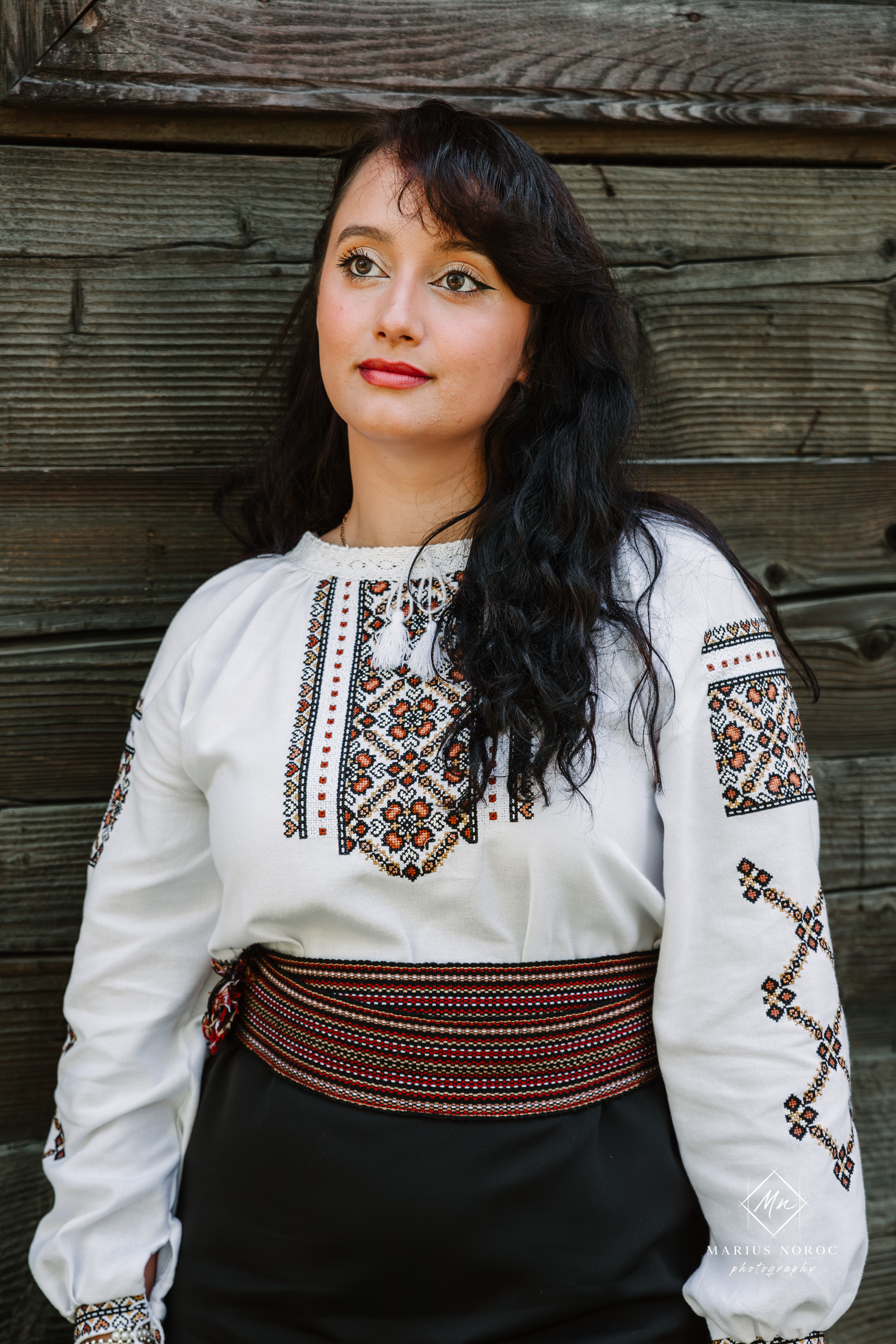 Sabina și Ionuț, îmbrăcați în costume populare bucovinene, au realizat o ședință foto "Save the Date" la Muzeul Satului Bucovinean din Suceava. Fotografii tradiționale și romantice, surprinse într-un peisaj autentic și istoric, evidențiind dragostea și frumusețea tradițiilor locale.