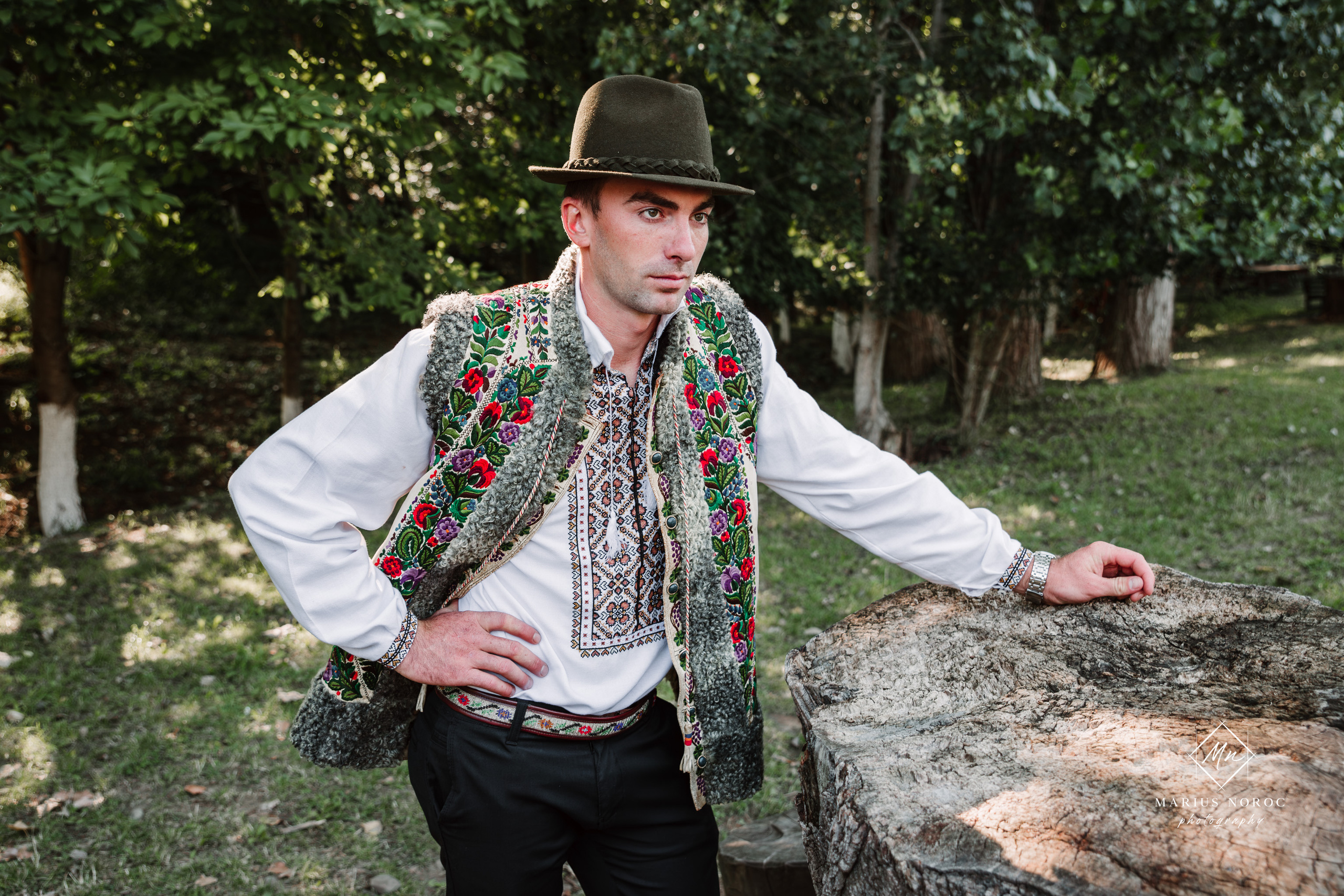 Sabina și Ionuț, îmbrăcați în costume populare bucovinene, au realizat o ședință foto "Save the Date" la Muzeul Satului Bucovinean din Suceava. Fotografii tradiționale și romantice, surprinse într-un peisaj autentic și istoric, evidențiind dragostea și frumusețea tradițiilor locale.