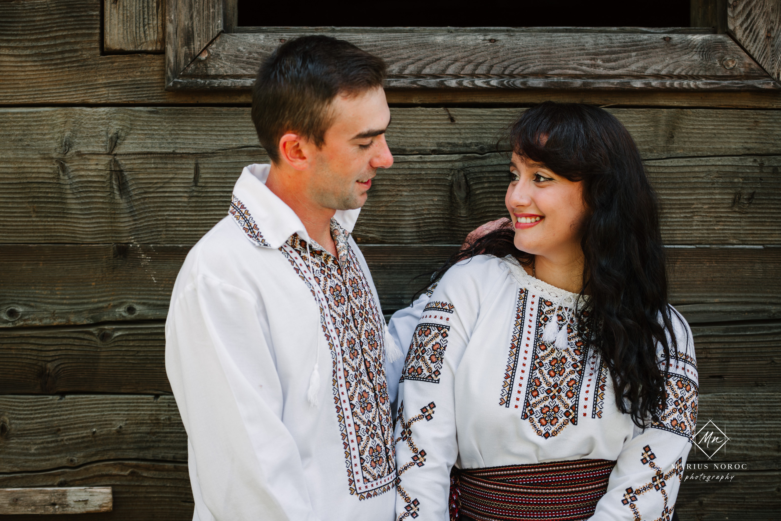 Sabina și Ionuț, îmbrăcați în costume populare bucovinene, au realizat o ședință foto "Save the Date" la Muzeul Satului Bucovinean din Suceava. Fotografii tradiționale și romantice, surprinse într-un peisaj autentic și istoric, evidențiind dragostea și frumusețea tradițiilor locale.