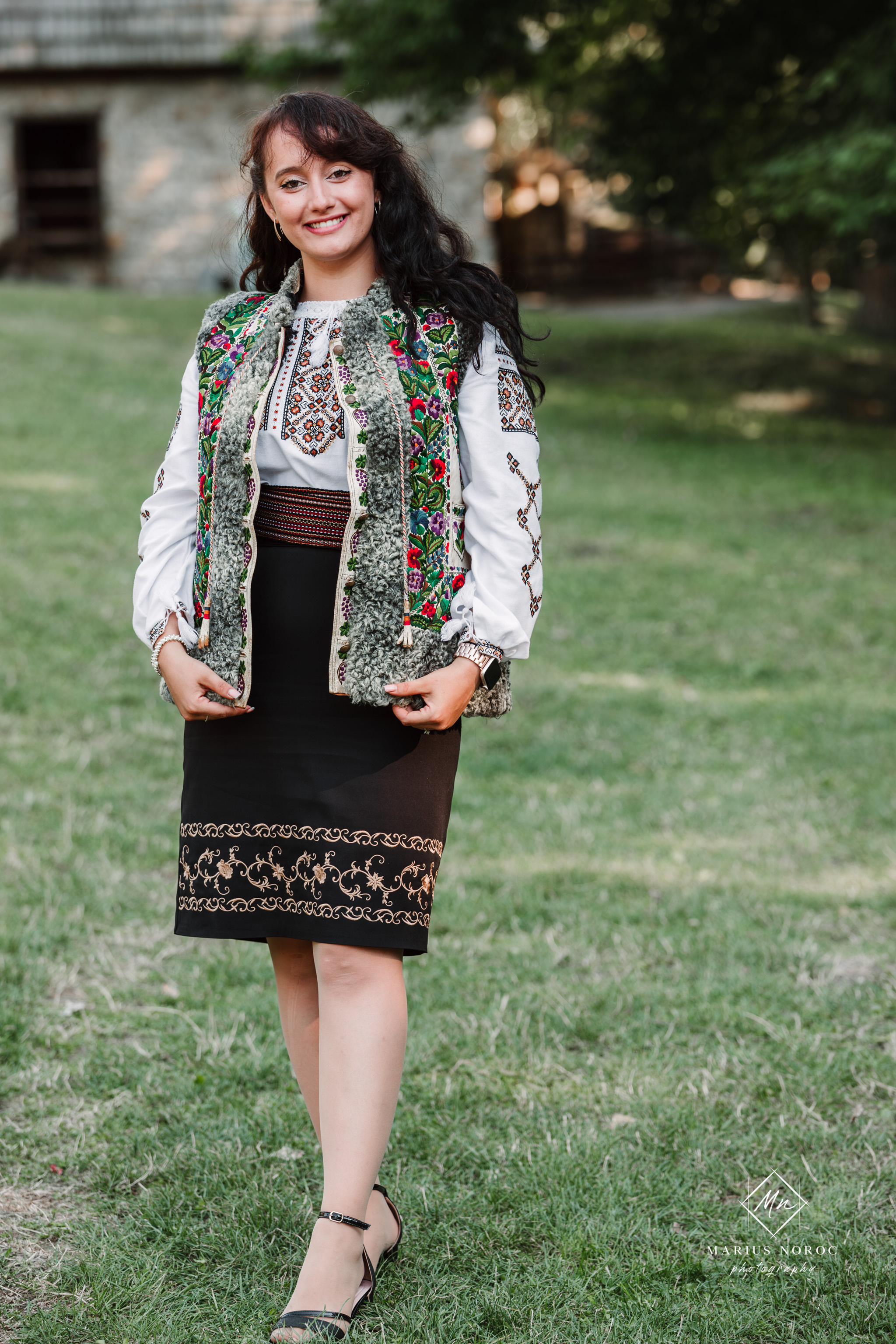 Sabina și Ionuț, îmbrăcați în costume populare bucovinene, au realizat o ședință foto "Save the Date" la Muzeul Satului Bucovinean din Suceava. Fotografii tradiționale și romantice, surprinse într-un peisaj autentic și istoric, evidențiind dragostea și frumusețea tradițiilor locale.