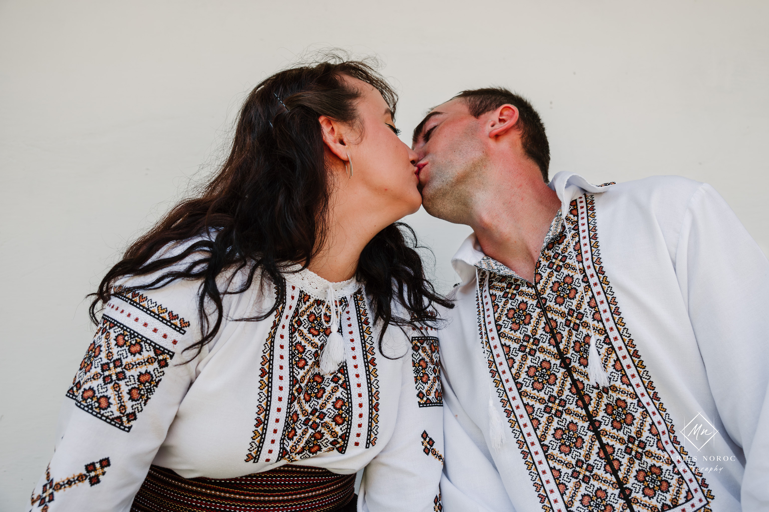 Sabina și Ionuț, îmbrăcați în costume populare bucovinene, au realizat o ședință foto "Save the Date" la Muzeul Satului Bucovinean din Suceava. Fotografii tradiționale și romantice, surprinse într-un peisaj autentic și istoric, evidențiind dragostea și frumusețea tradițiilor locale.