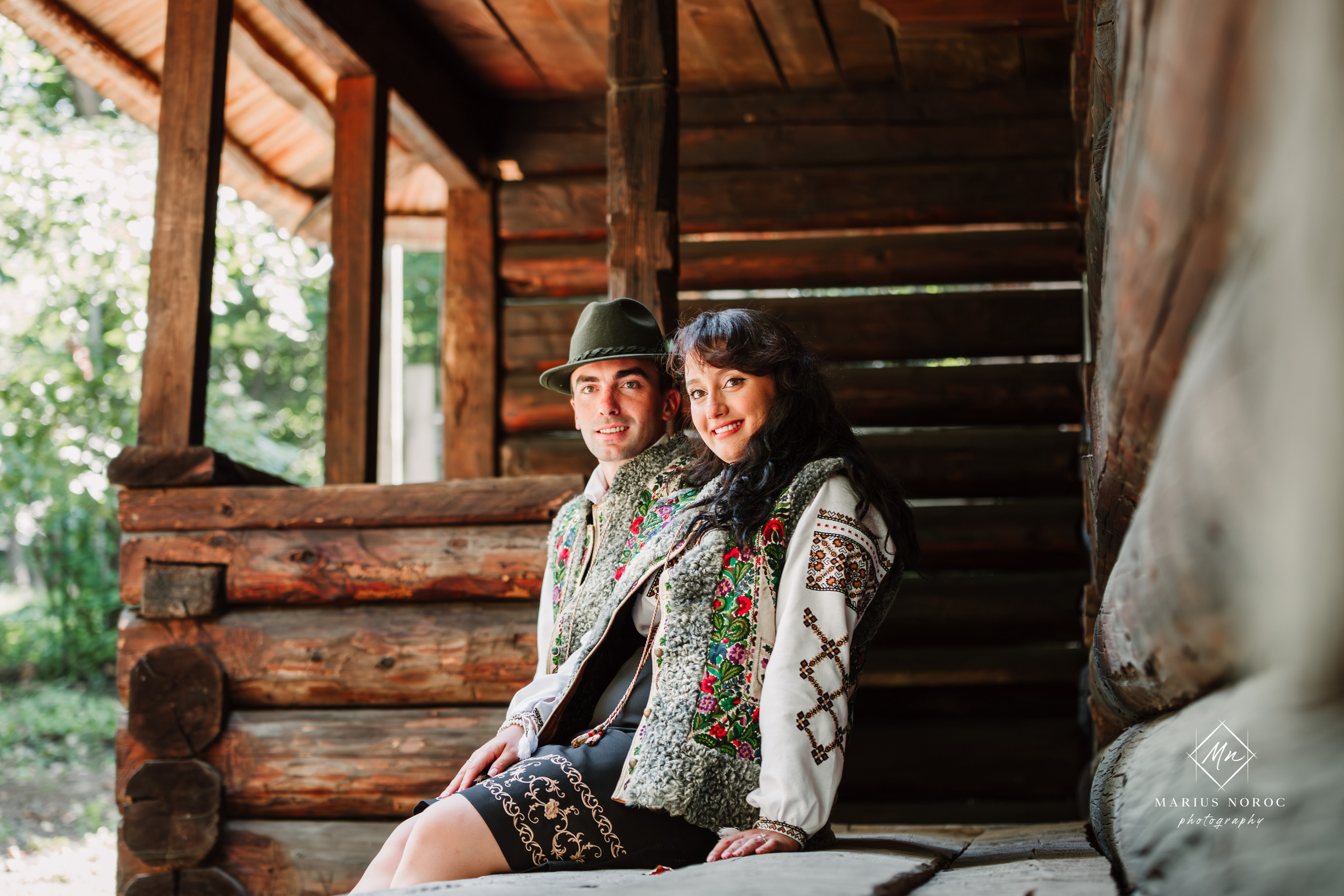 Sabina și Ionuț, îmbrăcați în costume populare bucovinene, au realizat o ședință foto "Save the Date" la Muzeul Satului Bucovinean din Suceava. Fotografii tradiționale și romantice, surprinse într-un peisaj autentic și istoric, evidențiind dragostea și frumusețea tradițiilor locale.