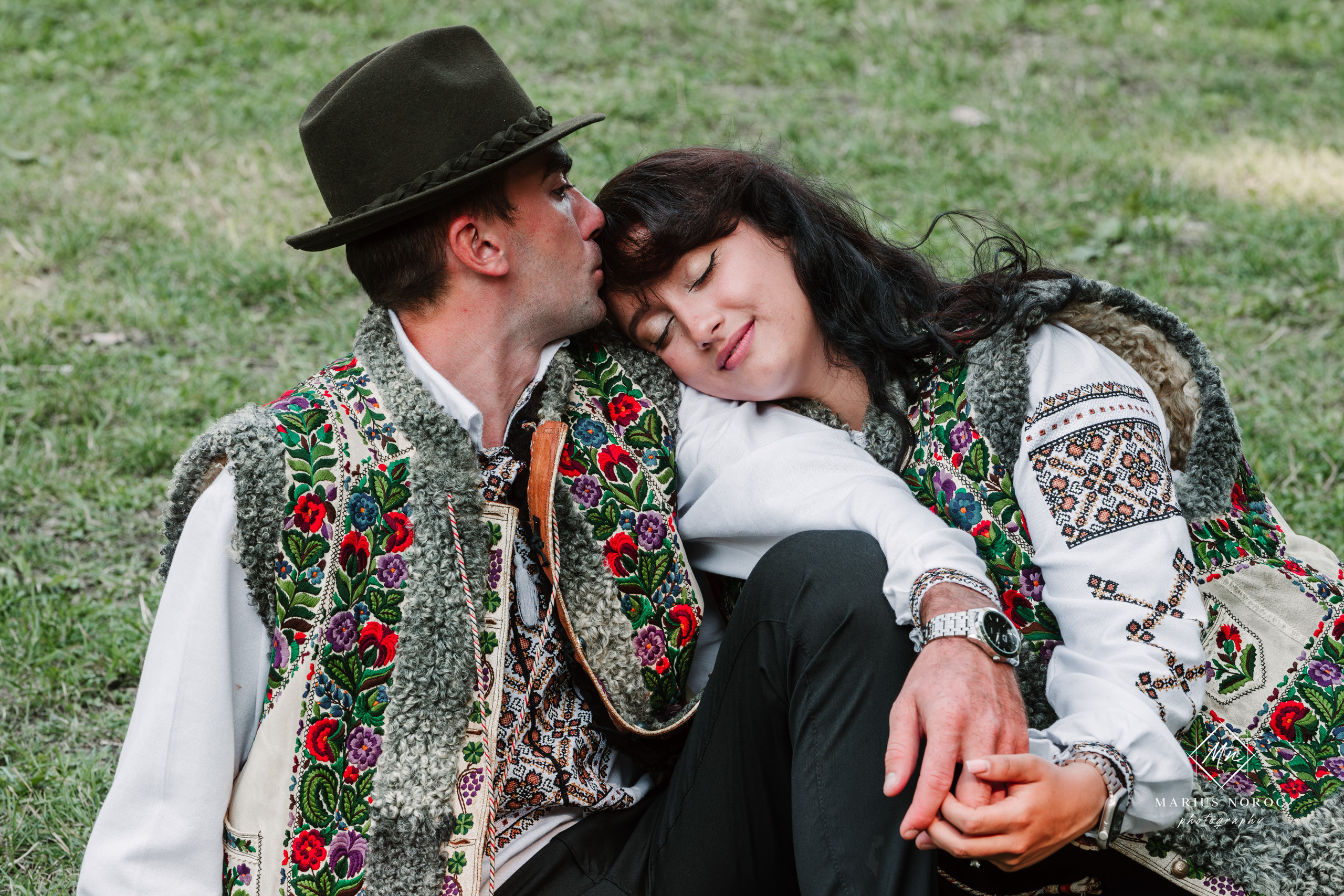 Sabina și Ionuț, îmbrăcați în costume populare bucovinene, au realizat o ședință foto "Save the Date" la Muzeul Satului Bucovinean din Suceava. Fotografii tradiționale și romantice, surprinse într-un peisaj autentic și istoric, evidențiind dragostea și frumusețea tradițiilor locale.