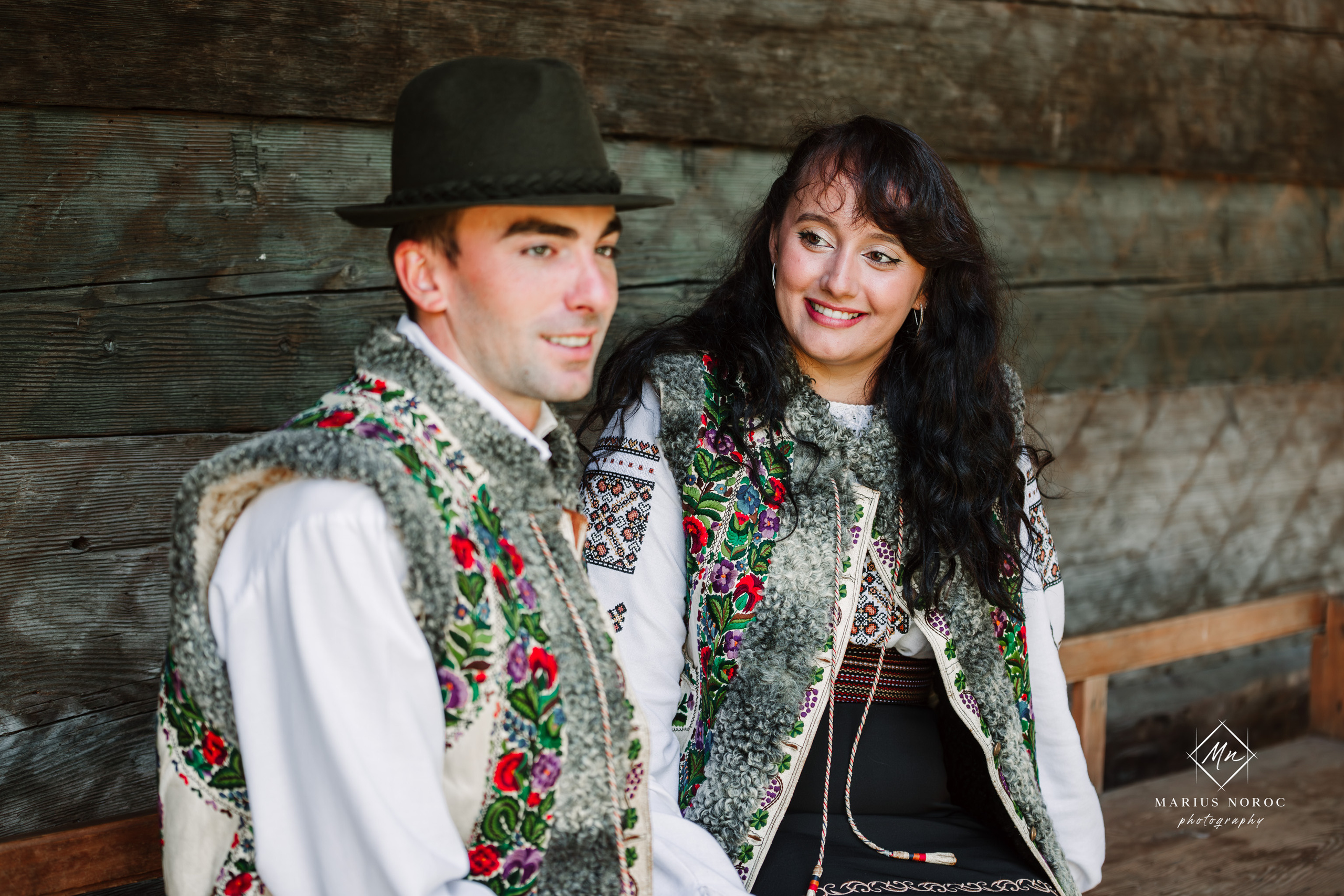 Sabina și Ionuț, îmbrăcați în costume populare bucovinene, au realizat o ședință foto "Save the Date" la Muzeul Satului Bucovinean din Suceava. Fotografii tradiționale și romantice, surprinse într-un peisaj autentic și istoric, evidențiind dragostea și frumusețea tradițiilor locale.