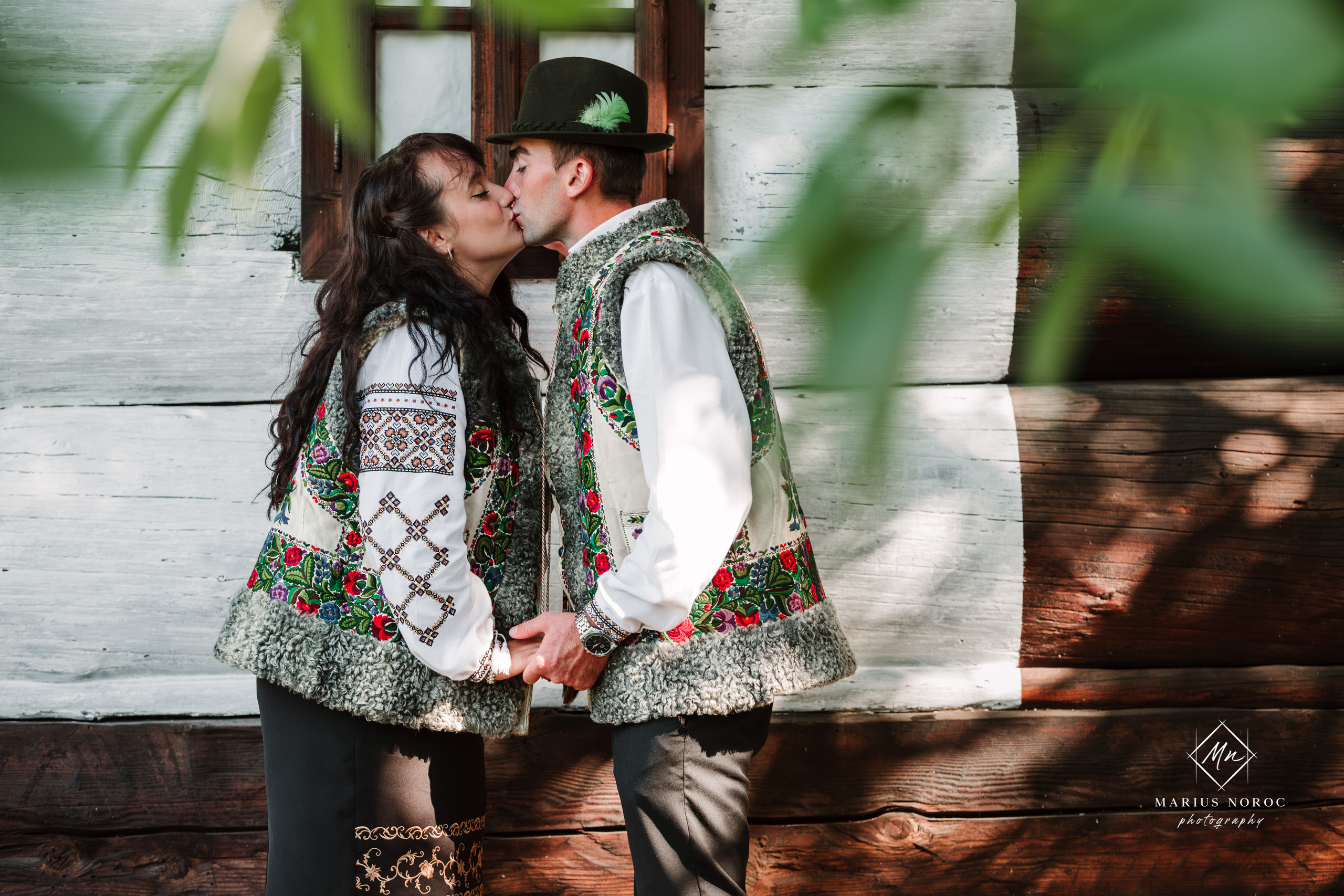 Sabina și Ionuț, îmbrăcați în costume populare bucovinene, au realizat o ședință foto "Save the Date" la Muzeul Satului Bucovinean din Suceava. Fotografii tradiționale și romantice, surprinse într-un peisaj autentic și istoric, evidențiind dragostea și frumusețea tradițiilor locale.
