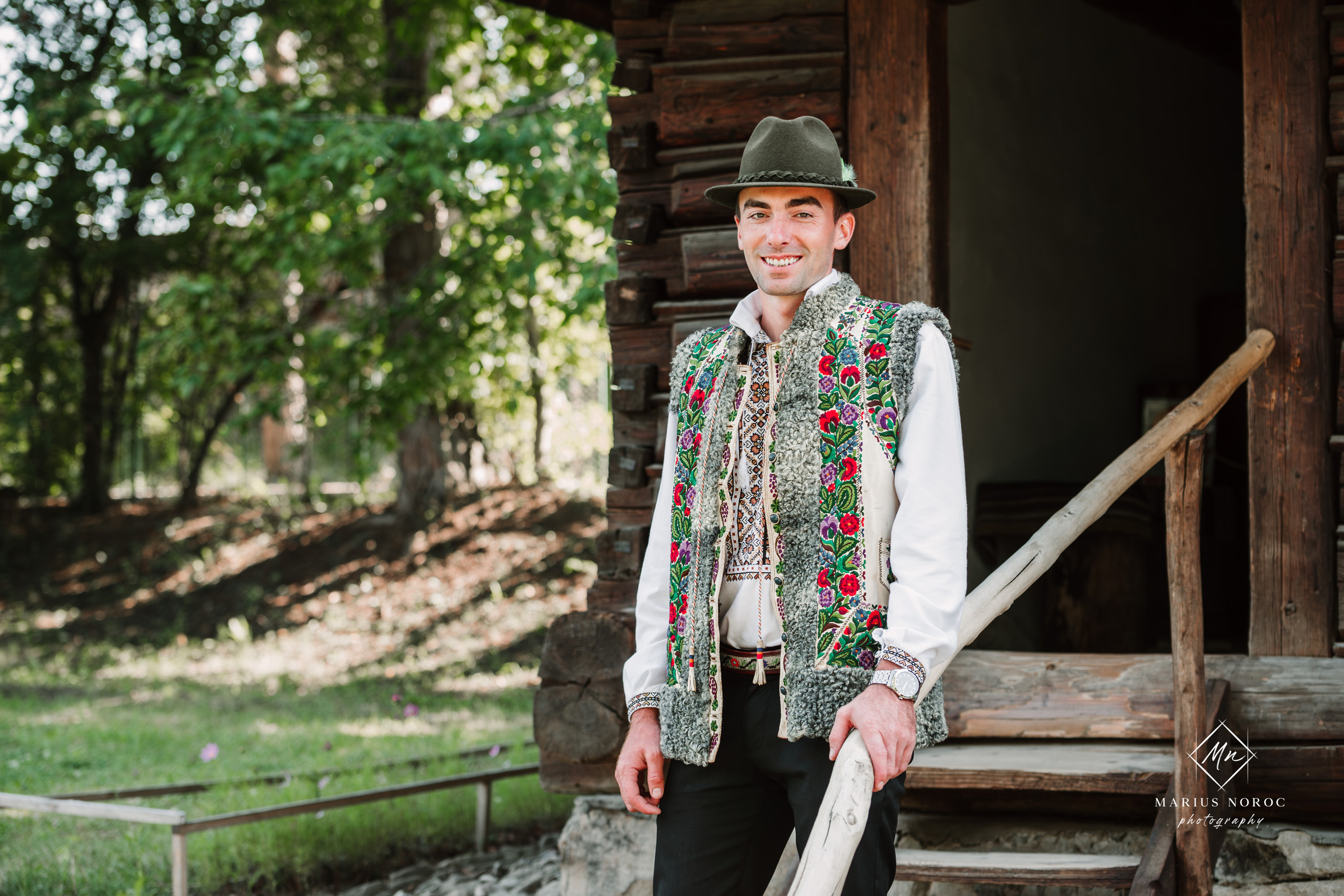 Sabina și Ionuț, îmbrăcați în costume populare bucovinene, au realizat o ședință foto "Save the Date" la Muzeul Satului Bucovinean din Suceava. Fotografii tradiționale și romantice, surprinse într-un peisaj autentic și istoric, evidențiind dragostea și frumusețea tradițiilor locale.