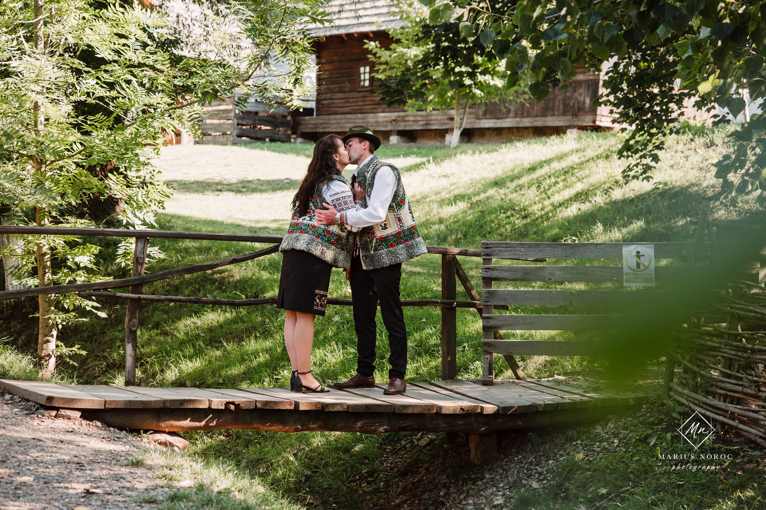 Sabina și Ionuț, îmbrăcați în costume populare bucovinene, au realizat o ședință foto "Save the Date" la Muzeul Satului Bucovinean din Suceava. Fotografii tradiționale și romantice, surprinse într-un peisaj autentic și istoric, evidențiind dragostea și frumusețea tradițiilor locale.