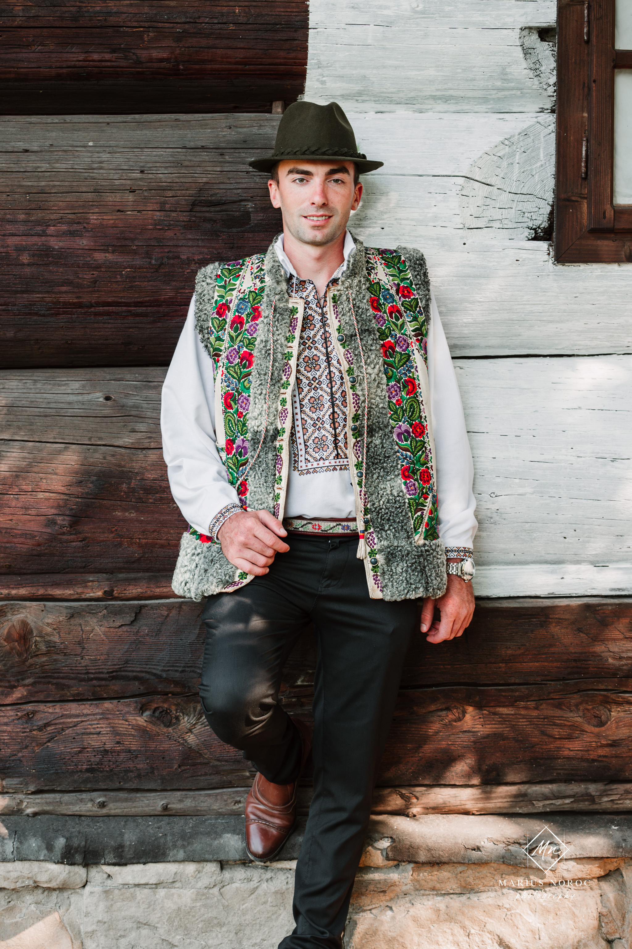 Sabina și Ionuț, îmbrăcați în costume populare bucovinene, au realizat o ședință foto "Save the Date" la Muzeul Satului Bucovinean din Suceava. Fotografii tradiționale și romantice, surprinse într-un peisaj autentic și istoric, evidențiind dragostea și frumusețea tradițiilor locale.