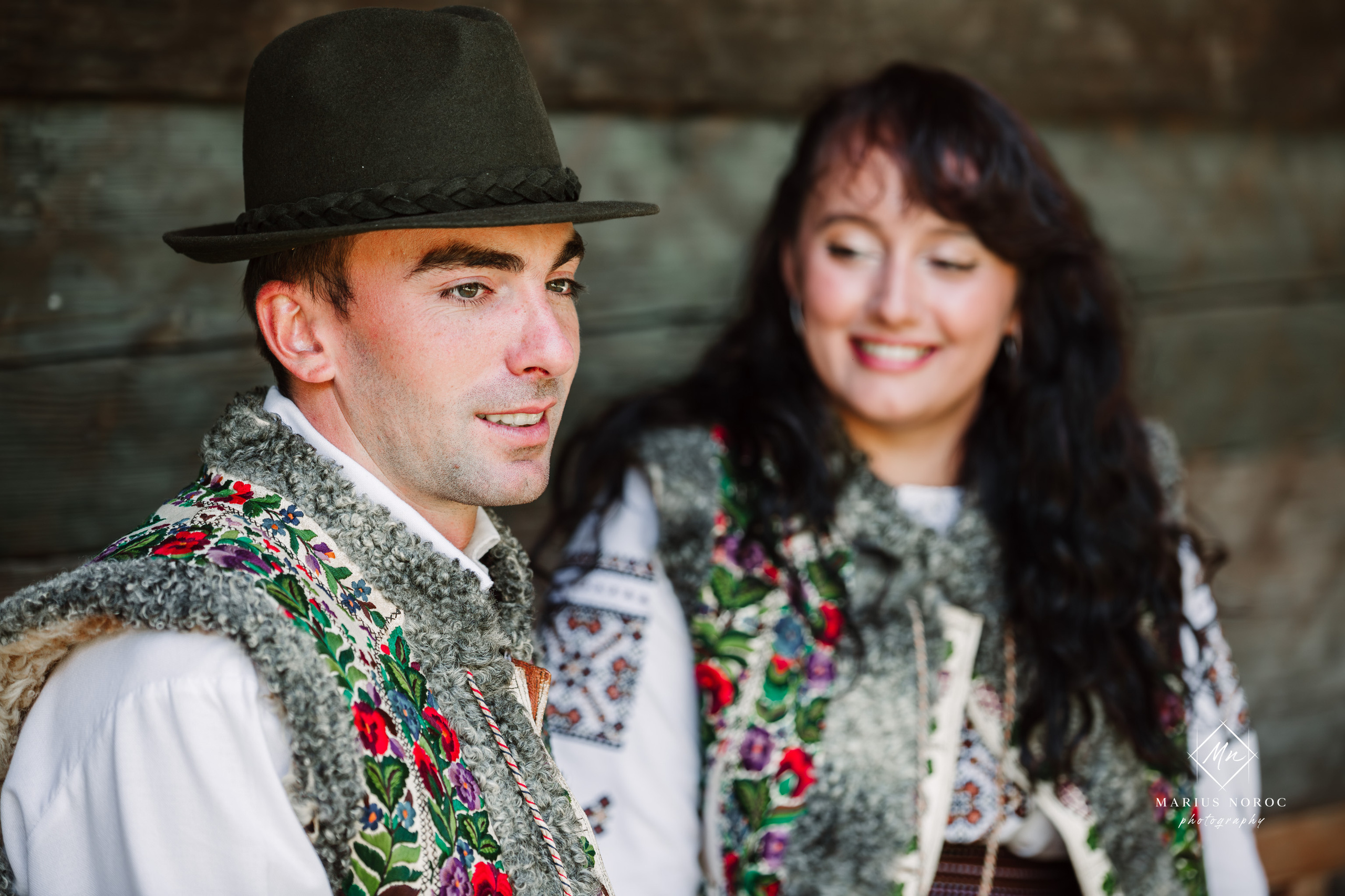 Sabina și Ionuț, îmbrăcați în costume populare bucovinene, au realizat o ședință foto "Save the Date" la Muzeul Satului Bucovinean din Suceava. Fotografii tradiționale și romantice, surprinse într-un peisaj autentic și istoric, evidențiind dragostea și frumusețea tradițiilor locale.