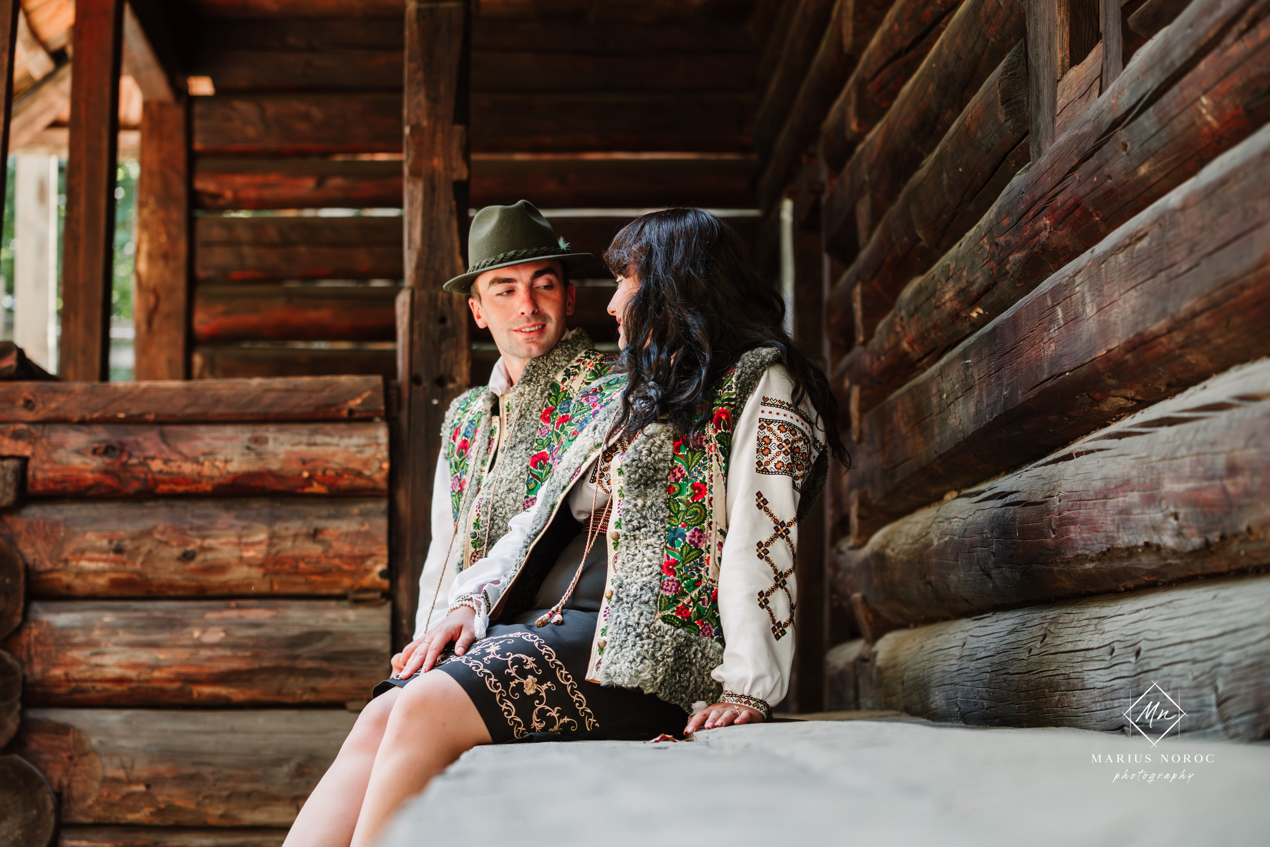 Sabina și Ionuț, îmbrăcați în costume populare bucovinene, au realizat o ședință foto "Save the Date" la Muzeul Satului Bucovinean din Suceava. Fotografii tradiționale și romantice, surprinse într-un peisaj autentic și istoric, evidențiind dragostea și frumusețea tradițiilor locale.