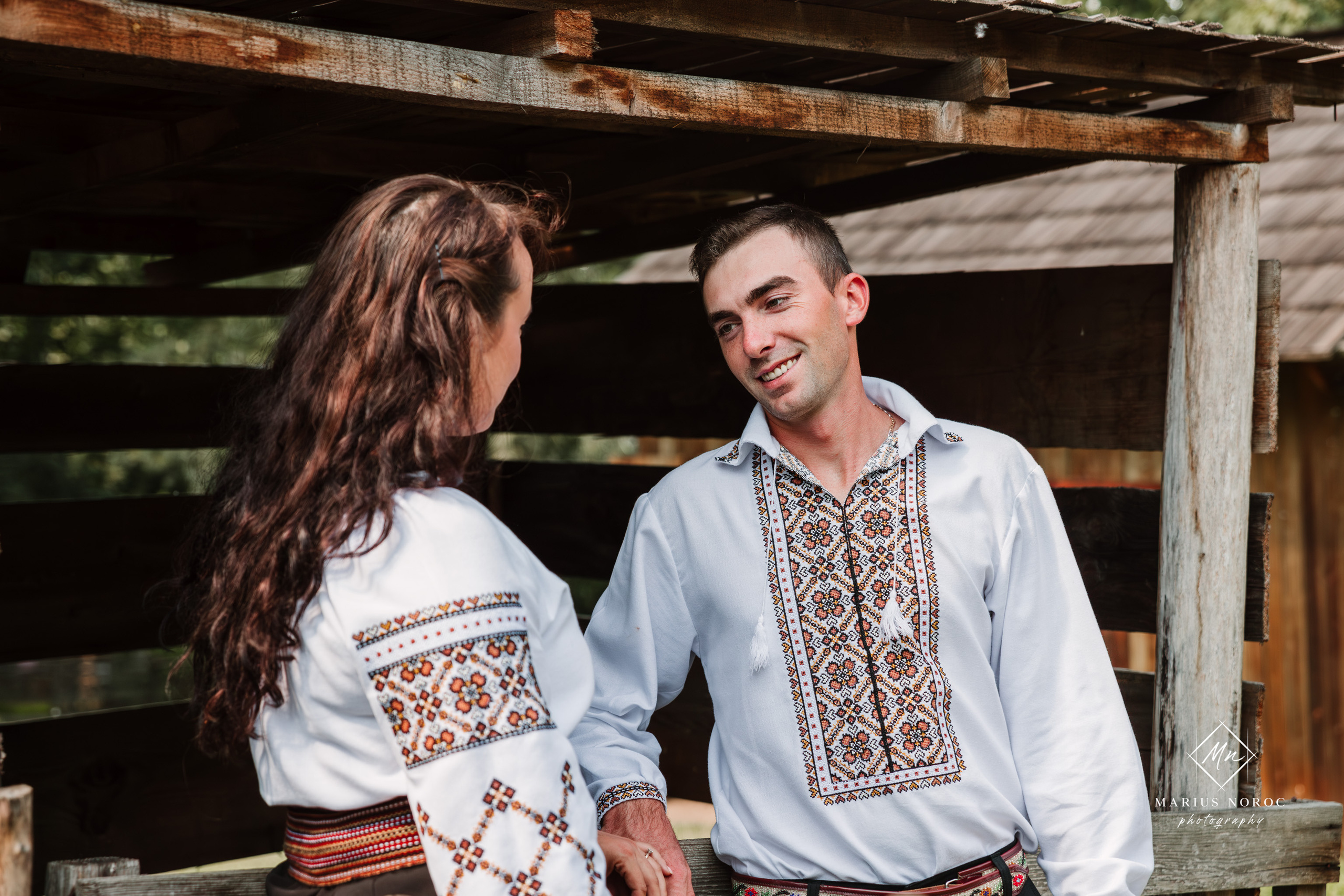 Sabina și Ionuț, îmbrăcați în costume populare bucovinene, au realizat o ședință foto "Save the Date" la Muzeul Satului Bucovinean din Suceava. Fotografii tradiționale și romantice, surprinse într-un peisaj autentic și istoric, evidențiind dragostea și frumusețea tradițiilor locale.