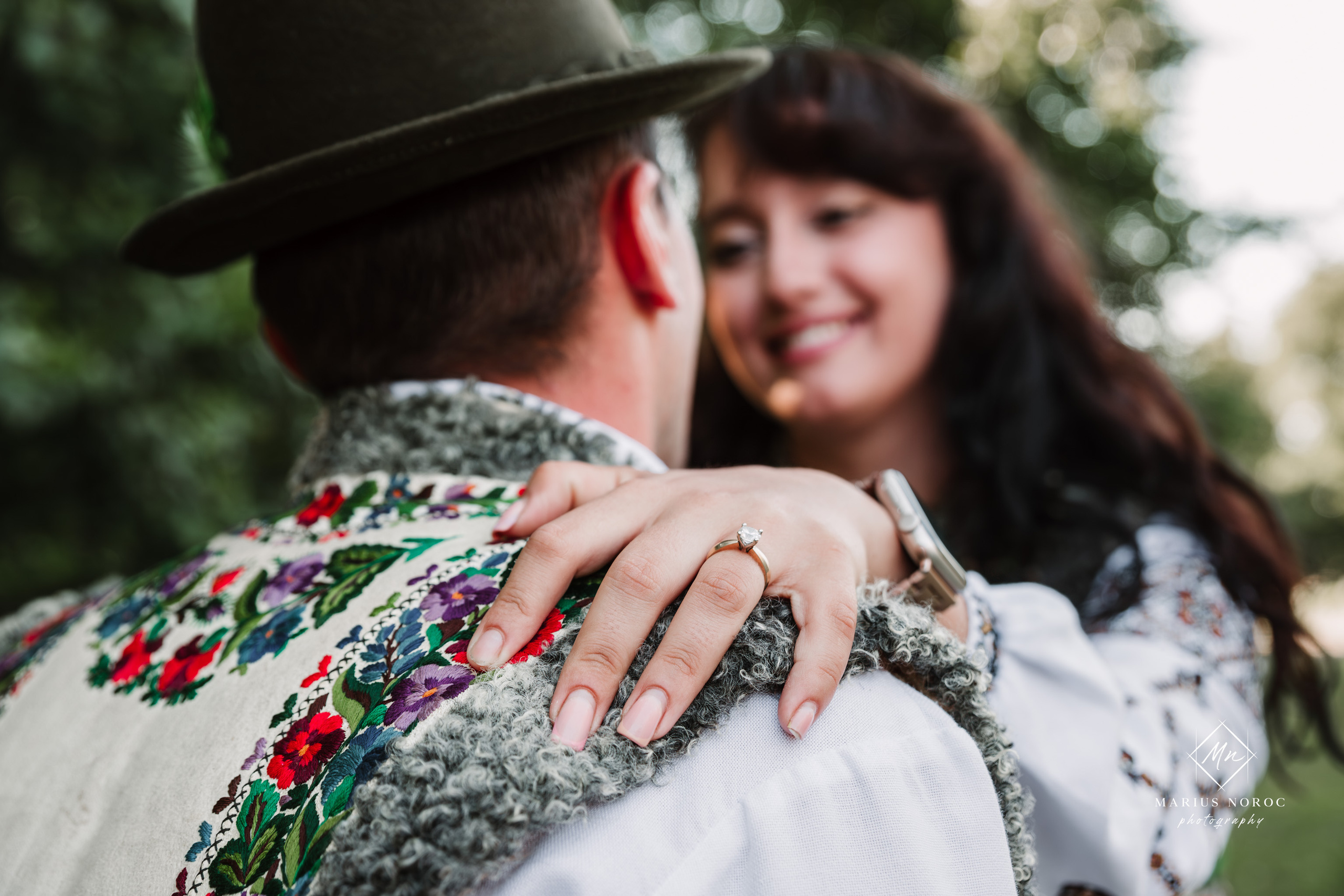 Sabina și Ionuț, îmbrăcați în costume populare bucovinene, au realizat o ședință foto "Save the Date" la Muzeul Satului Bucovinean din Suceava. Fotografii tradiționale și romantice, surprinse într-un peisaj autentic și istoric, evidențiind dragostea și frumusețea tradițiilor locale.