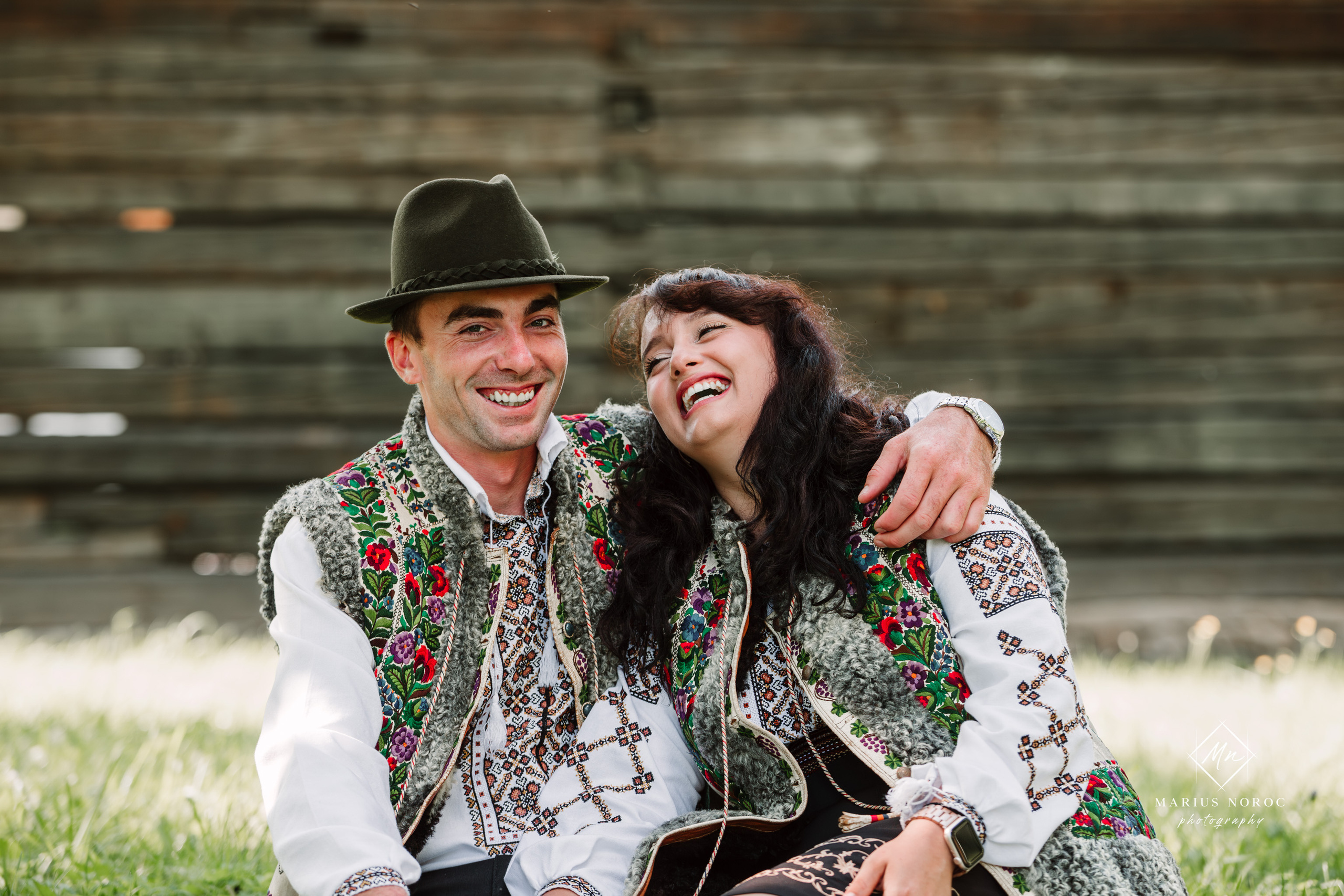 Sabina și Ionuț, îmbrăcați în costume populare bucovinene, au realizat o ședință foto "Save the Date" la Muzeul Satului Bucovinean din Suceava. Fotografii tradiționale și romantice, surprinse într-un peisaj autentic și istoric, evidențiind dragostea și frumusețea tradițiilor locale.