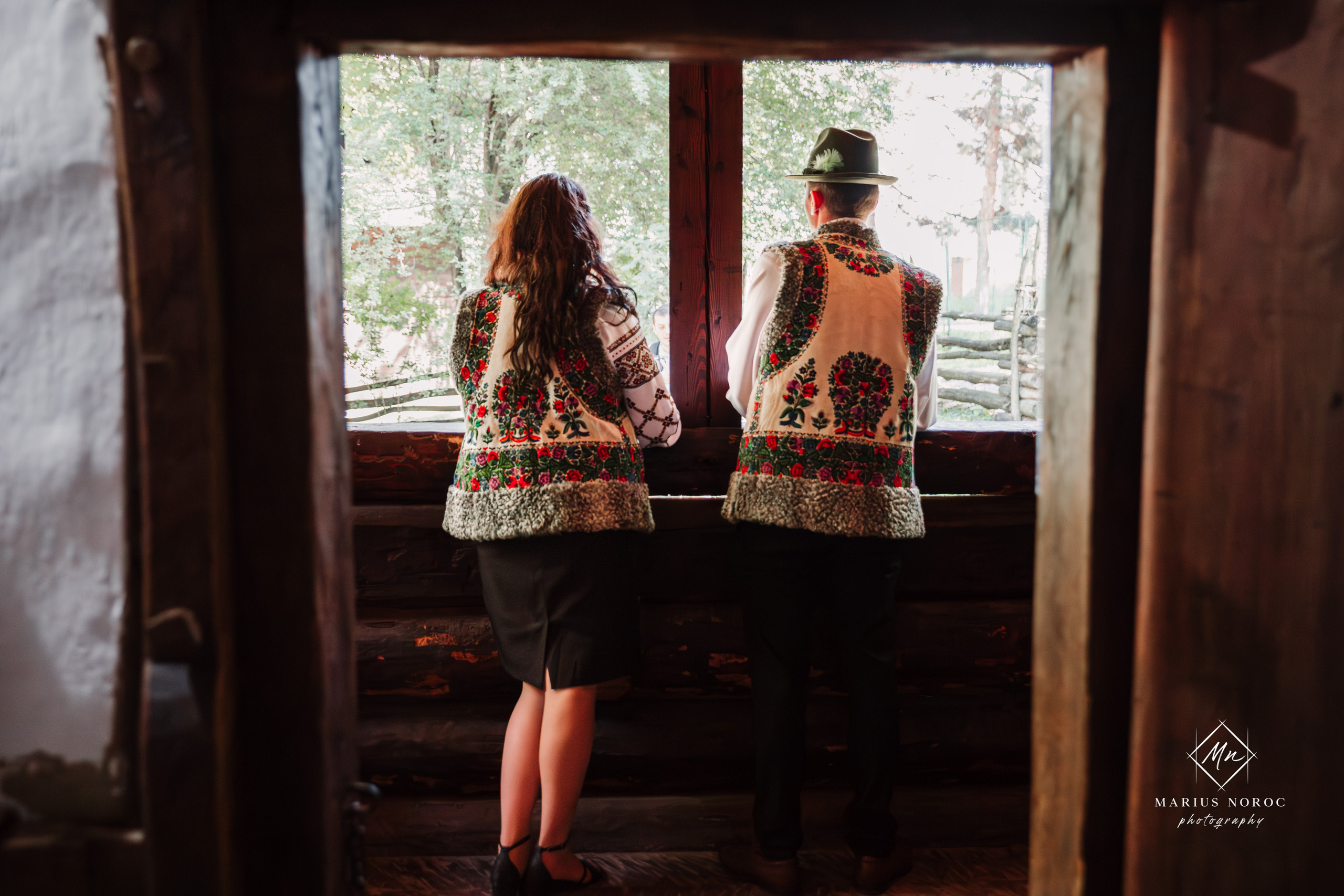 Sabina și Ionuț, îmbrăcați în costume populare bucovinene, au realizat o ședință foto "Save the Date" la Muzeul Satului Bucovinean din Suceava. Fotografii tradiționale și romantice, surprinse într-un peisaj autentic și istoric, evidențiind dragostea și frumusețea tradițiilor locale.