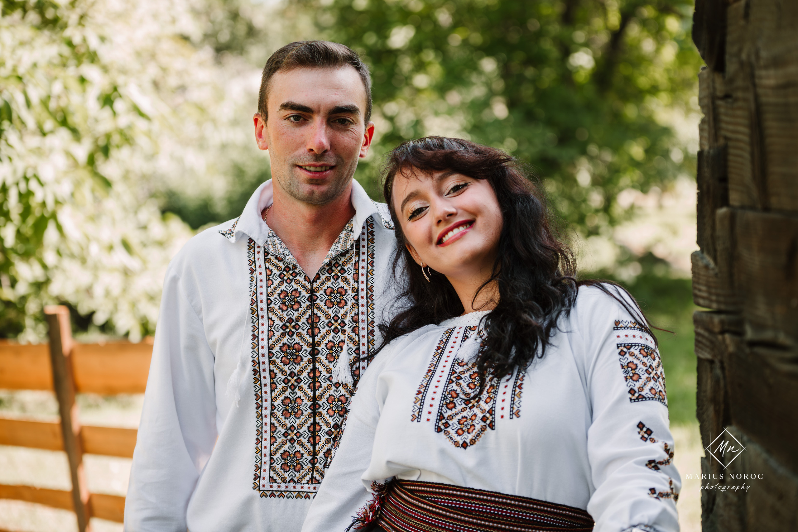 Sabina și Ionuț, îmbrăcați în costume populare bucovinene, au realizat o ședință foto "Save the Date" la Muzeul Satului Bucovinean din Suceava. Fotografii tradiționale și romantice, surprinse într-un peisaj autentic și istoric, evidențiind dragostea și frumusețea tradițiilor locale.