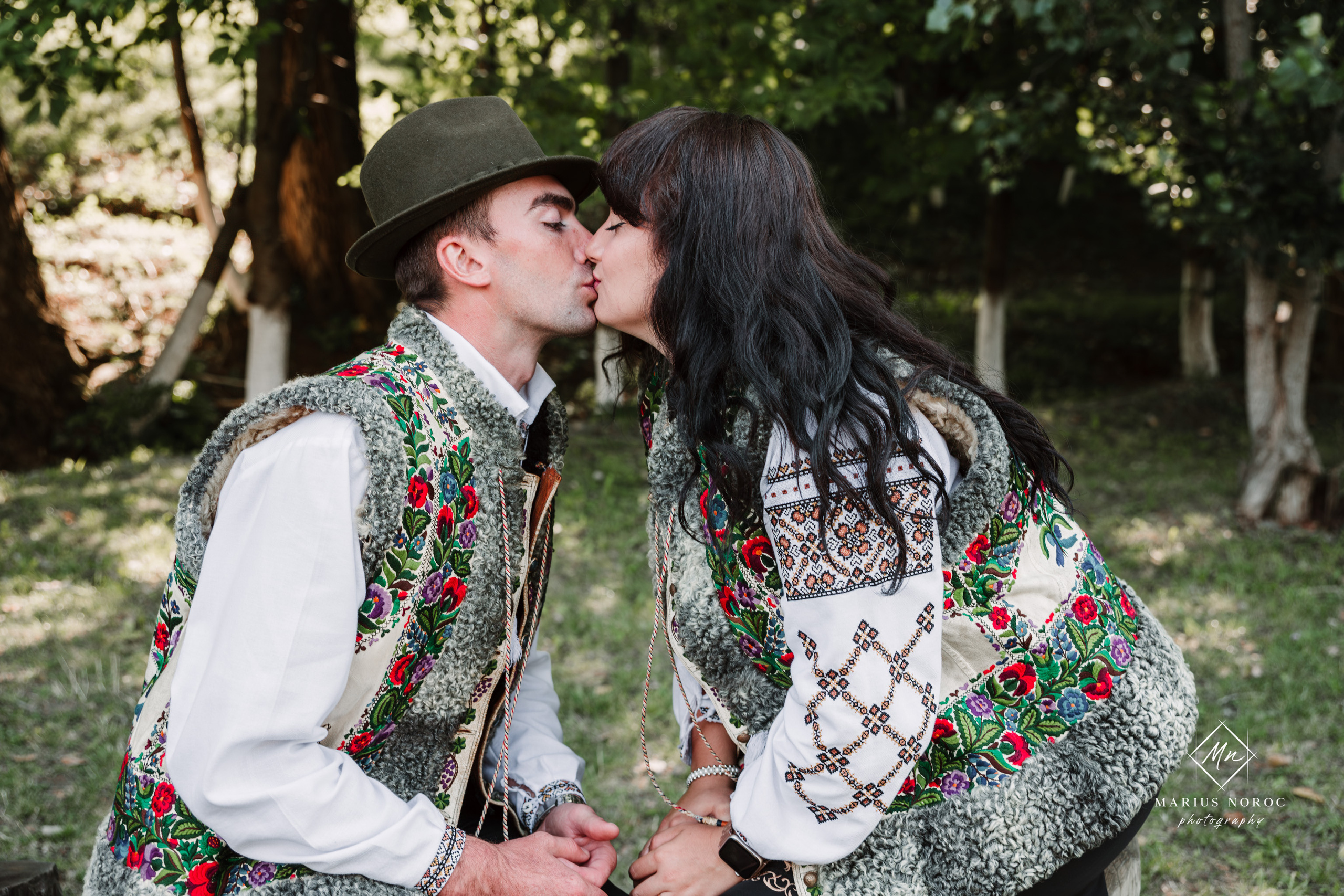 Sabina și Ionuț, îmbrăcați în costume populare bucovinene, au realizat o ședință foto "Save the Date" la Muzeul Satului Bucovinean din Suceava. Fotografii tradiționale și romantice, surprinse într-un peisaj autentic și istoric, evidențiind dragostea și frumusețea tradițiilor locale.
