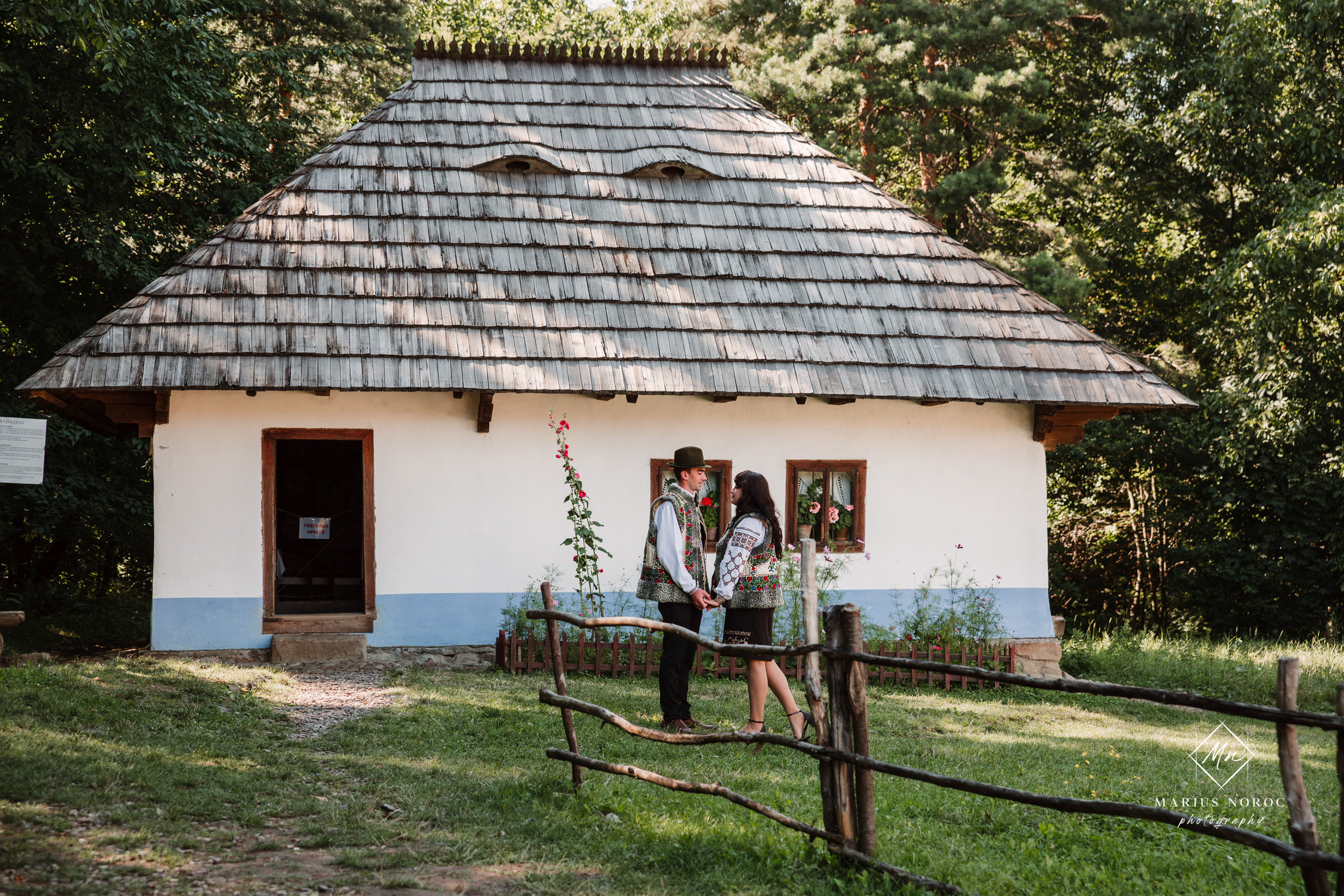 Sabina și Ionuț, îmbrăcați în costume populare bucovinene, au realizat o ședință foto "Save the Date" la Muzeul Satului Bucovinean din Suceava. Fotografii tradiționale și romantice, surprinse într-un peisaj autentic și istoric, evidențiind dragostea și frumusețea tradițiilor locale.