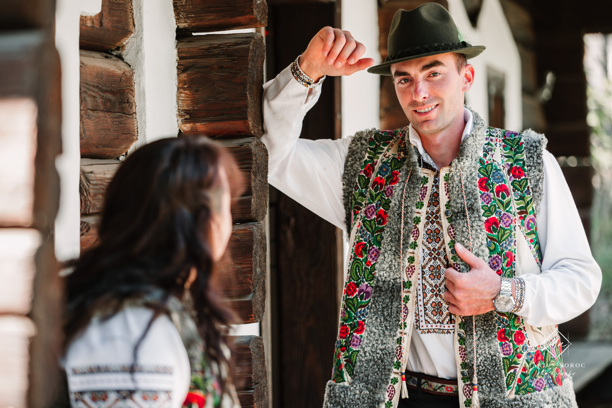 Sabina și Ionuț, îmbrăcați în costume populare bucovinene, au realizat o ședință foto "Save the Date" la Muzeul Satului Bucovinean din Suceava. Fotografii tradiționale și romantice, surprinse într-un peisaj autentic și istoric, evidențiind dragostea și frumusețea tradițiilor locale.
