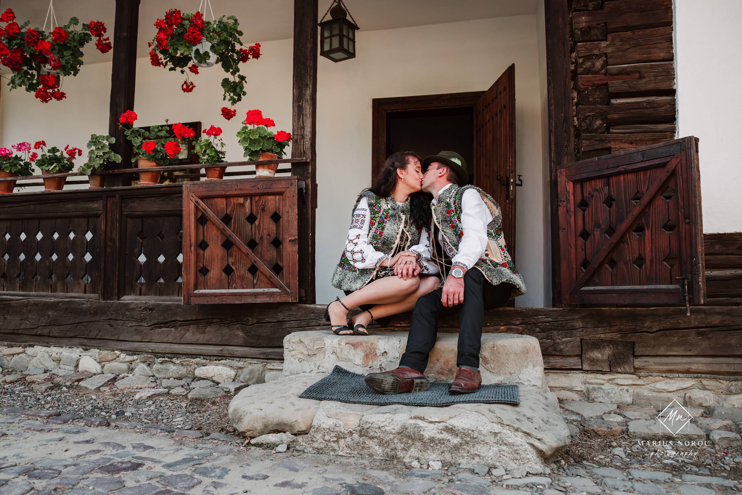 Sabina și Ionuț, îmbrăcați în costume populare bucovinene, au realizat o ședință foto "Save the Date" la Muzeul Satului Bucovinean din Suceava. Fotografii tradiționale și romantice, surprinse într-un peisaj autentic și istoric, evidențiind dragostea și frumusețea tradițiilor locale.