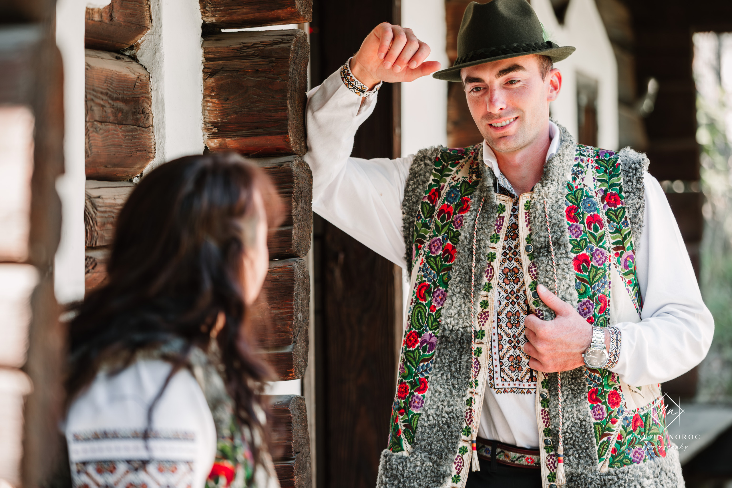 Sabina și Ionuț, îmbrăcați în costume populare bucovinene, au realizat o ședință foto "Save the Date" la Muzeul Satului Bucovinean din Suceava. Fotografii tradiționale și romantice, surprinse într-un peisaj autentic și istoric, evidențiind dragostea și frumusețea tradițiilor locale.